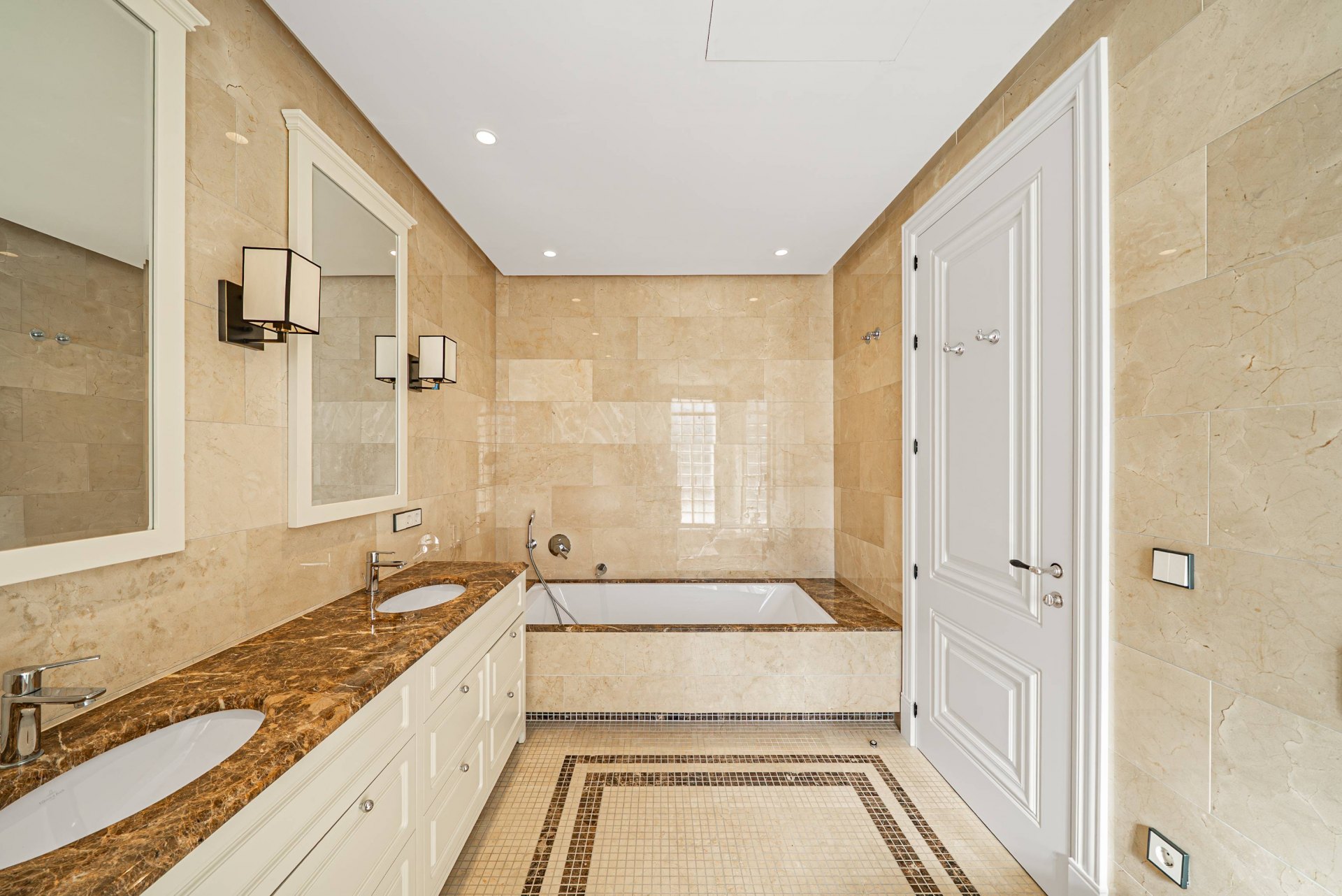 Villa de estilo moderno con hermosas vistas al mar rodeada de afamados campos de golf en Los Flamingos