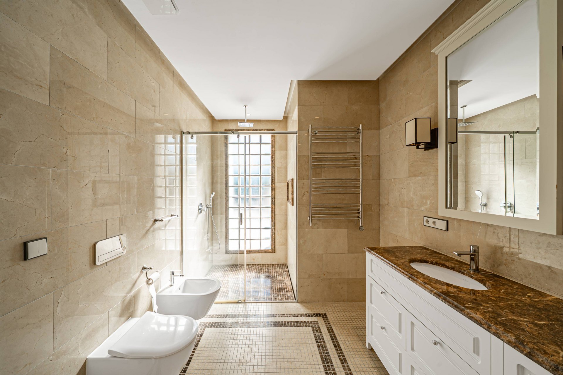 Villa de estilo moderno con hermosas vistas al mar rodeada de afamados campos de golf en Los Flamingos