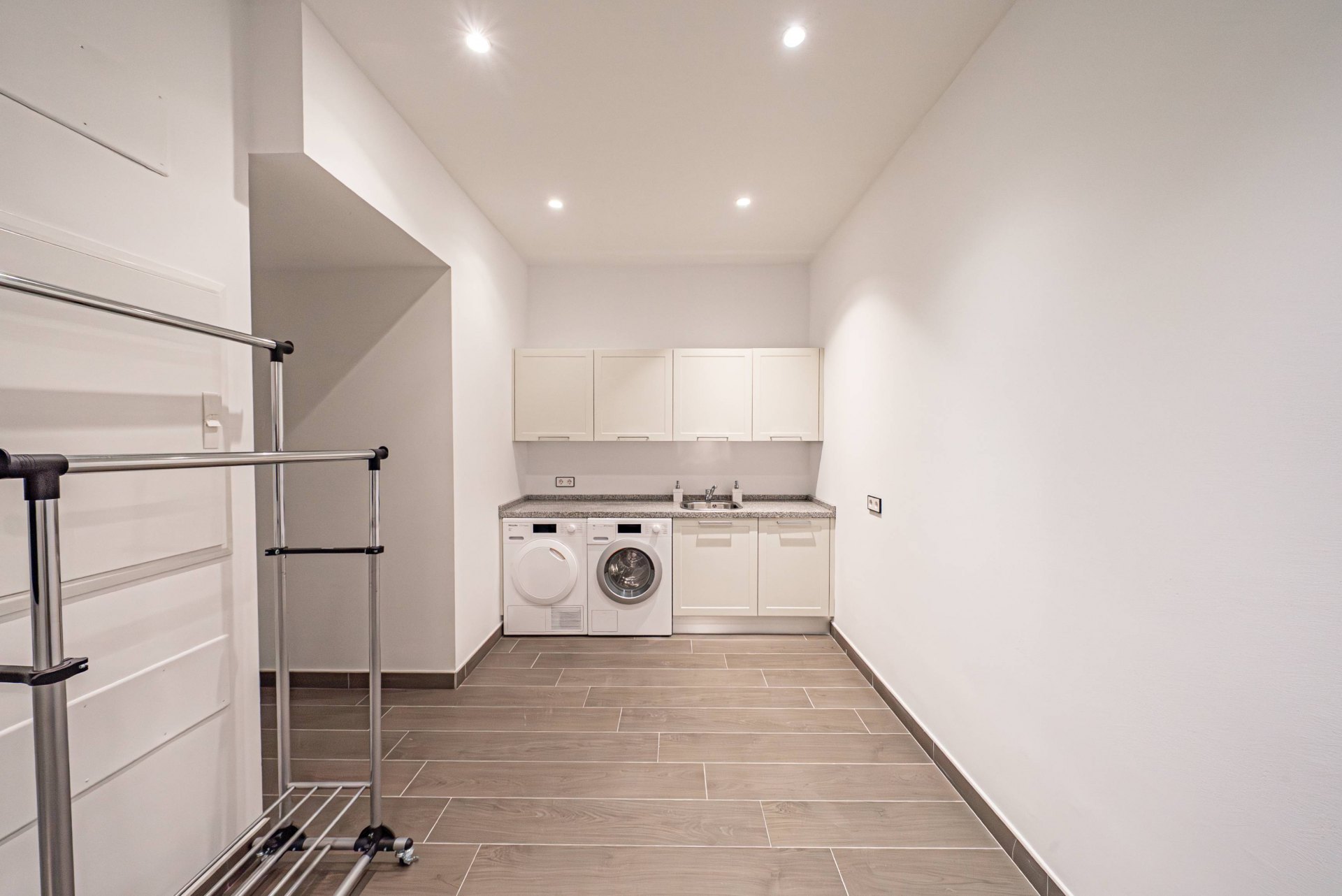 Villa de estilo moderno con hermosas vistas al mar rodeada de afamados campos de golf en Los Flamingos