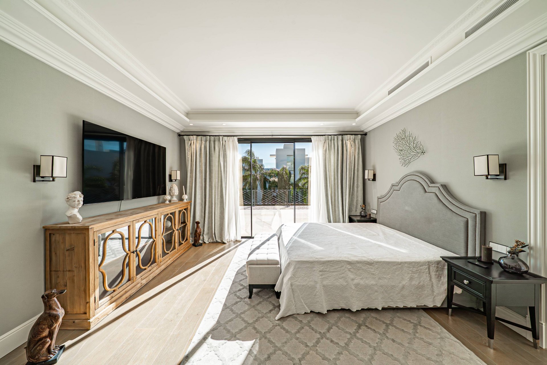 Villa de estilo moderno con hermosas vistas al mar rodeada de afamados campos de golf en Los Flamingos