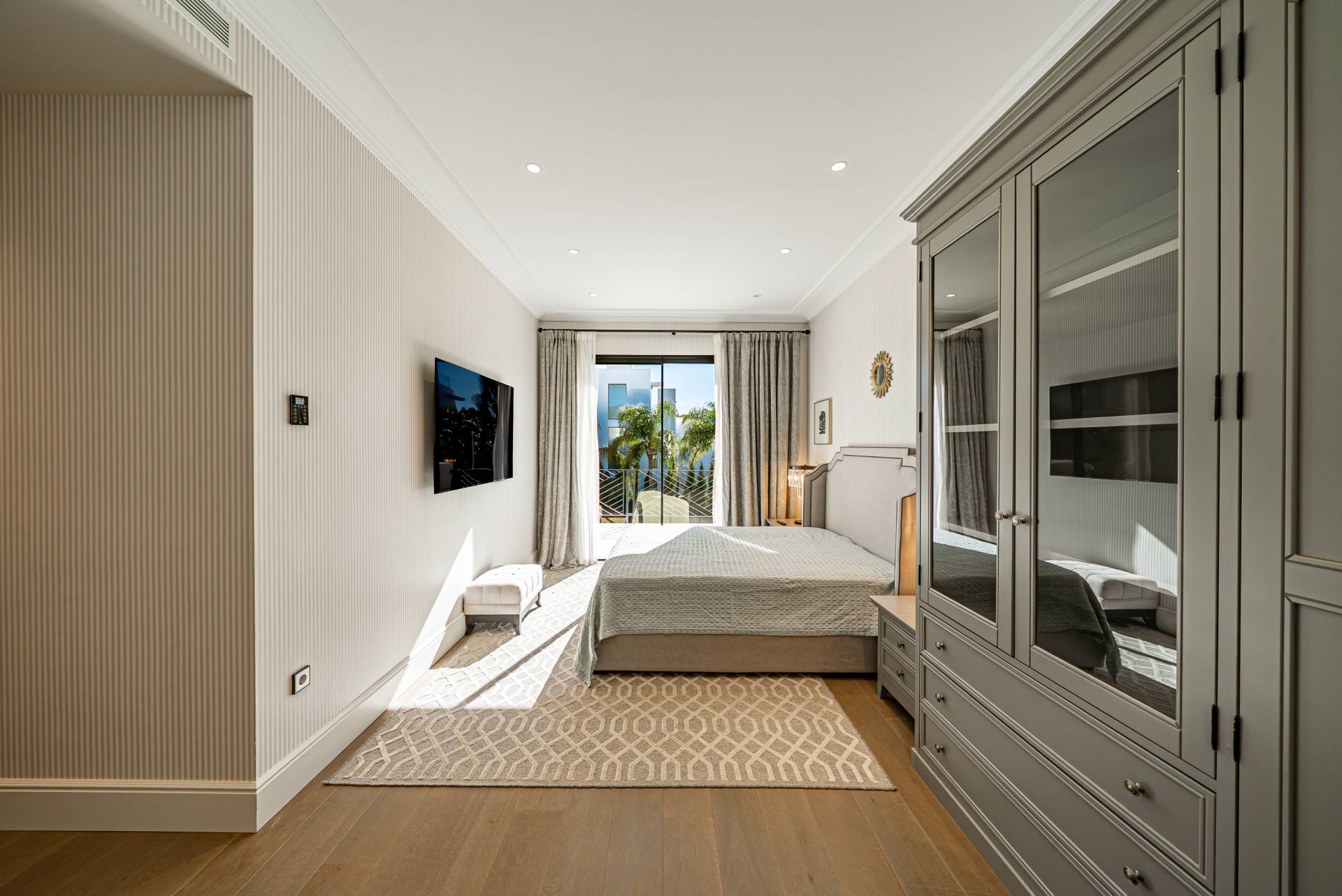 Villa de estilo moderno con hermosas vistas al mar rodeada de afamados campos de golf en Los Flamingos