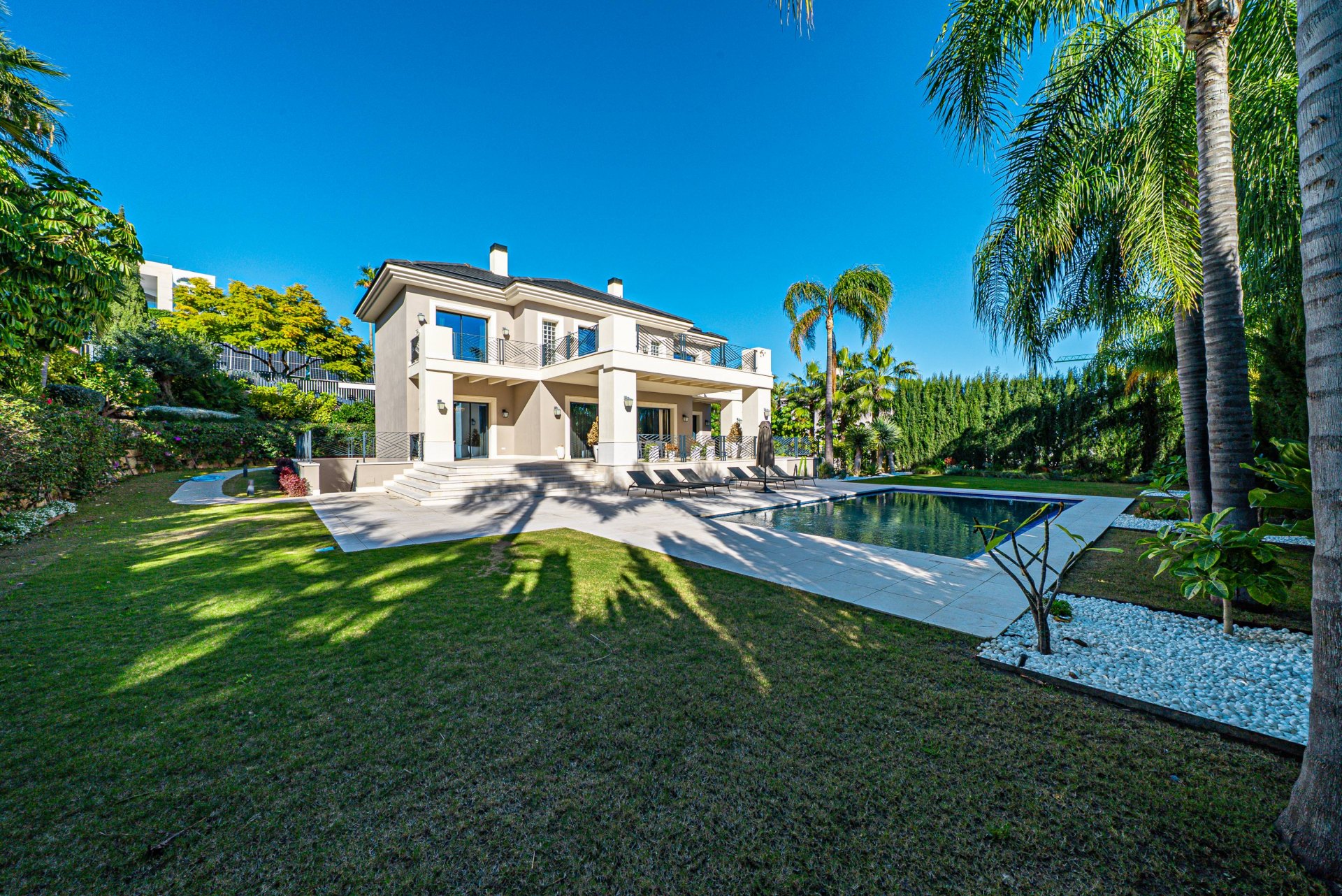 Villa de estilo moderno con hermosas vistas al mar rodeada de afamados campos de golf en Los Flamingos