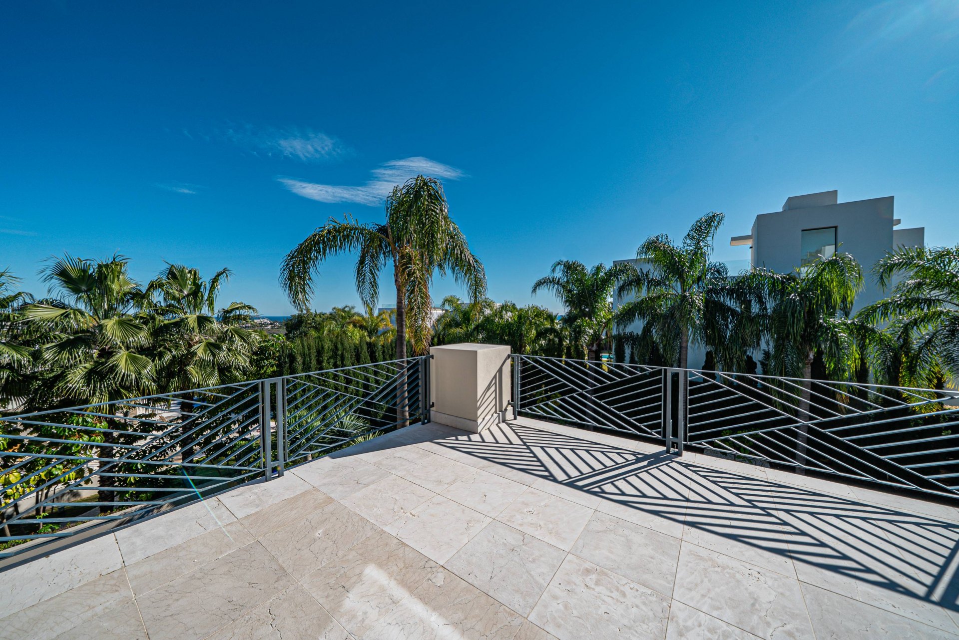 Villa de estilo moderno con hermosas vistas al mar rodeada de afamados campos de golf en Los Flamingos