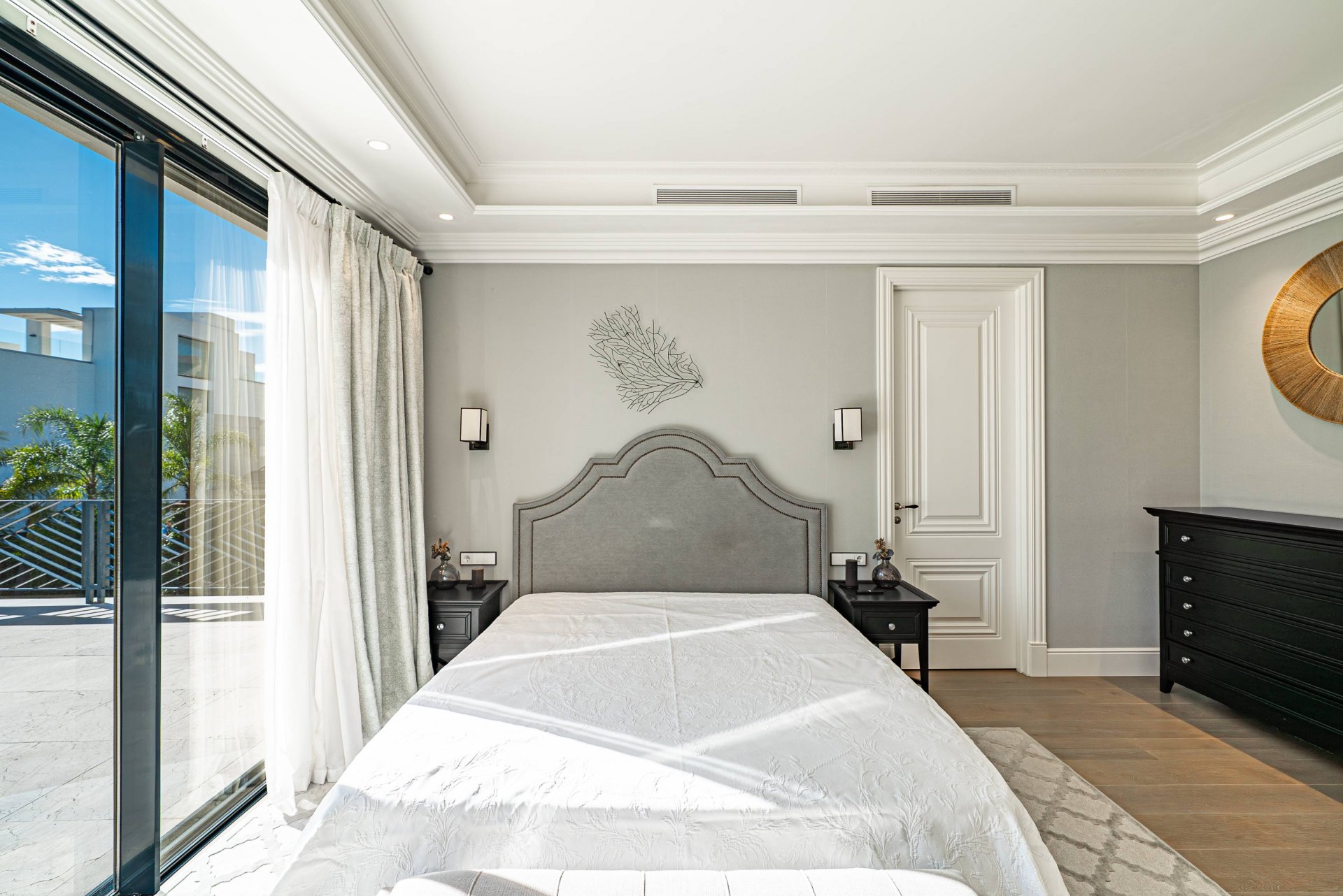 Villa de estilo moderno con hermosas vistas al mar rodeada de afamados campos de golf en Los Flamingos