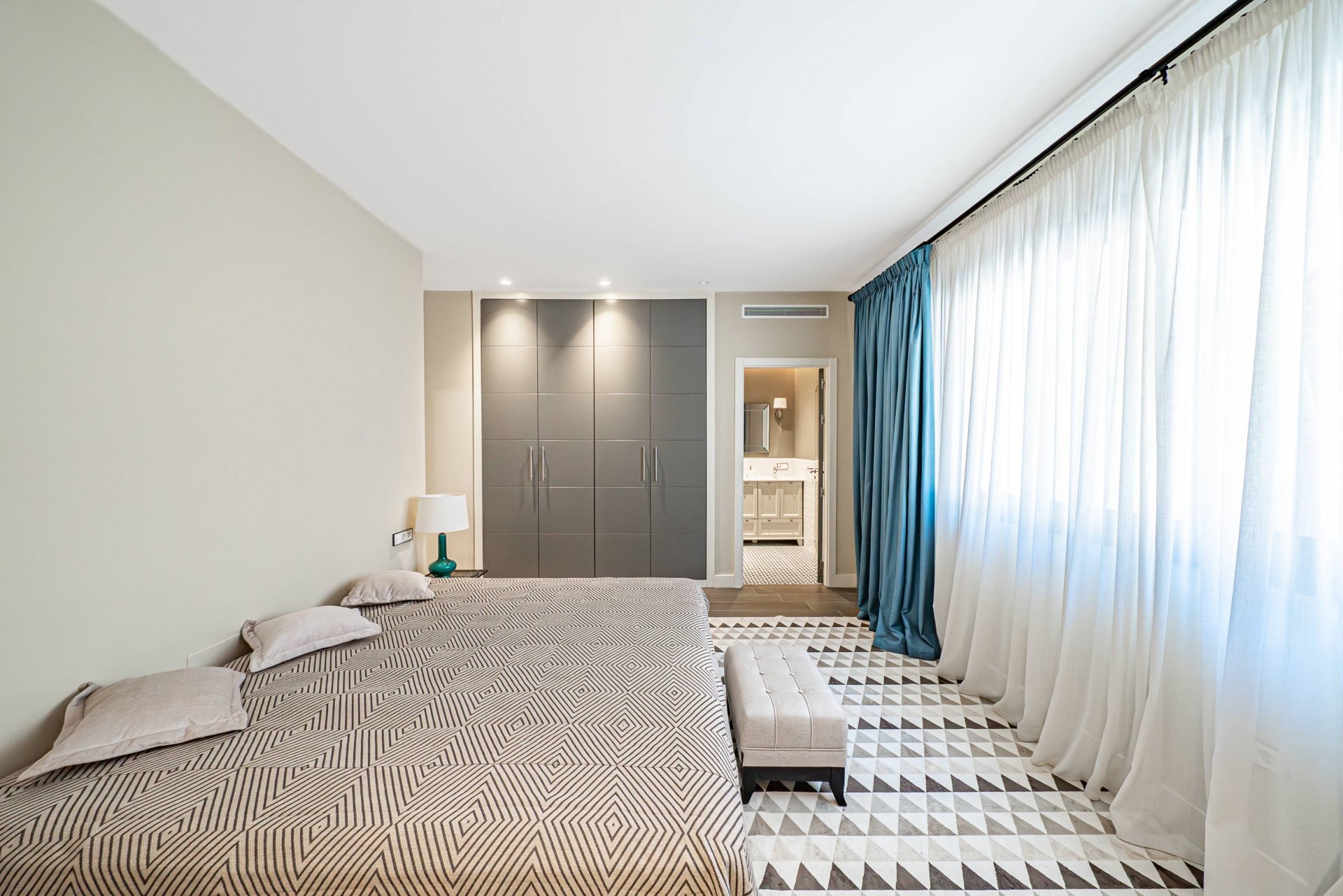 Villa de estilo moderno con hermosas vistas al mar rodeada de afamados campos de golf en Los Flamingos