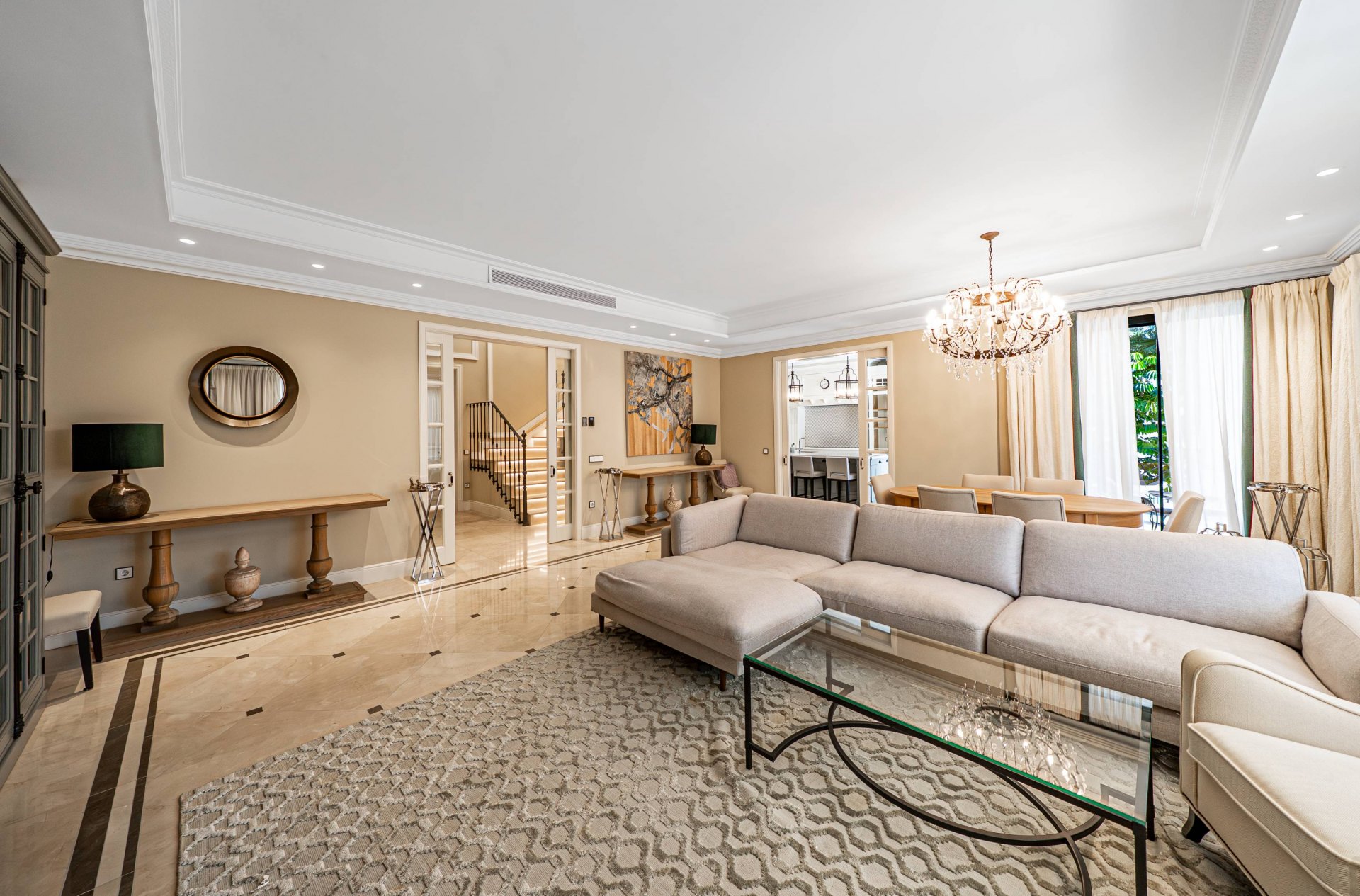 Villa de estilo moderno con hermosas vistas al mar rodeada de afamados campos de golf en Los Flamingos