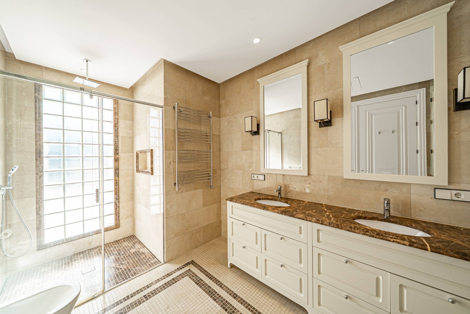 Villa de estilo moderno con hermosas vistas al mar rodeada de afamados campos de golf en Los Flamingos