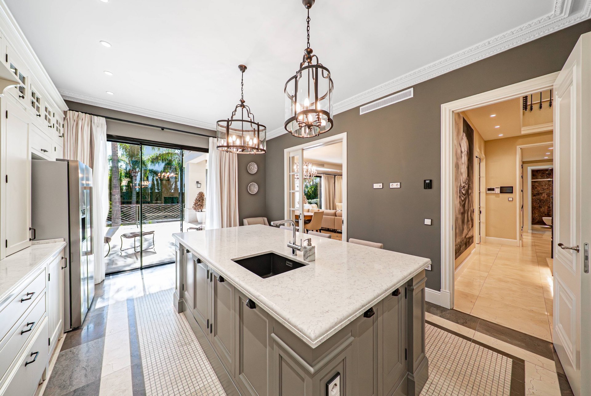 Villa de estilo moderno con hermosas vistas al mar rodeada de afamados campos de golf en Los Flamingos