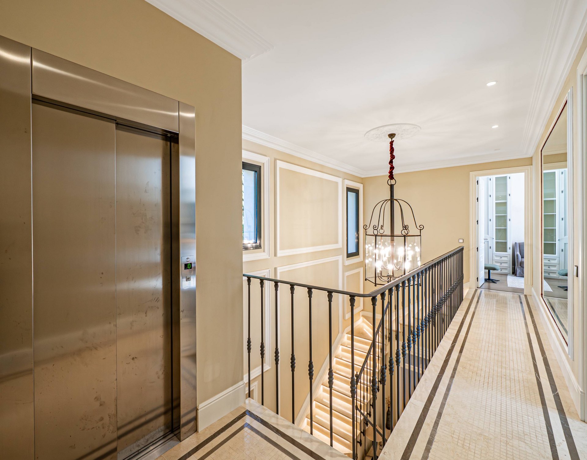 Villa de estilo moderno con hermosas vistas al mar rodeada de afamados campos de golf en Los Flamingos