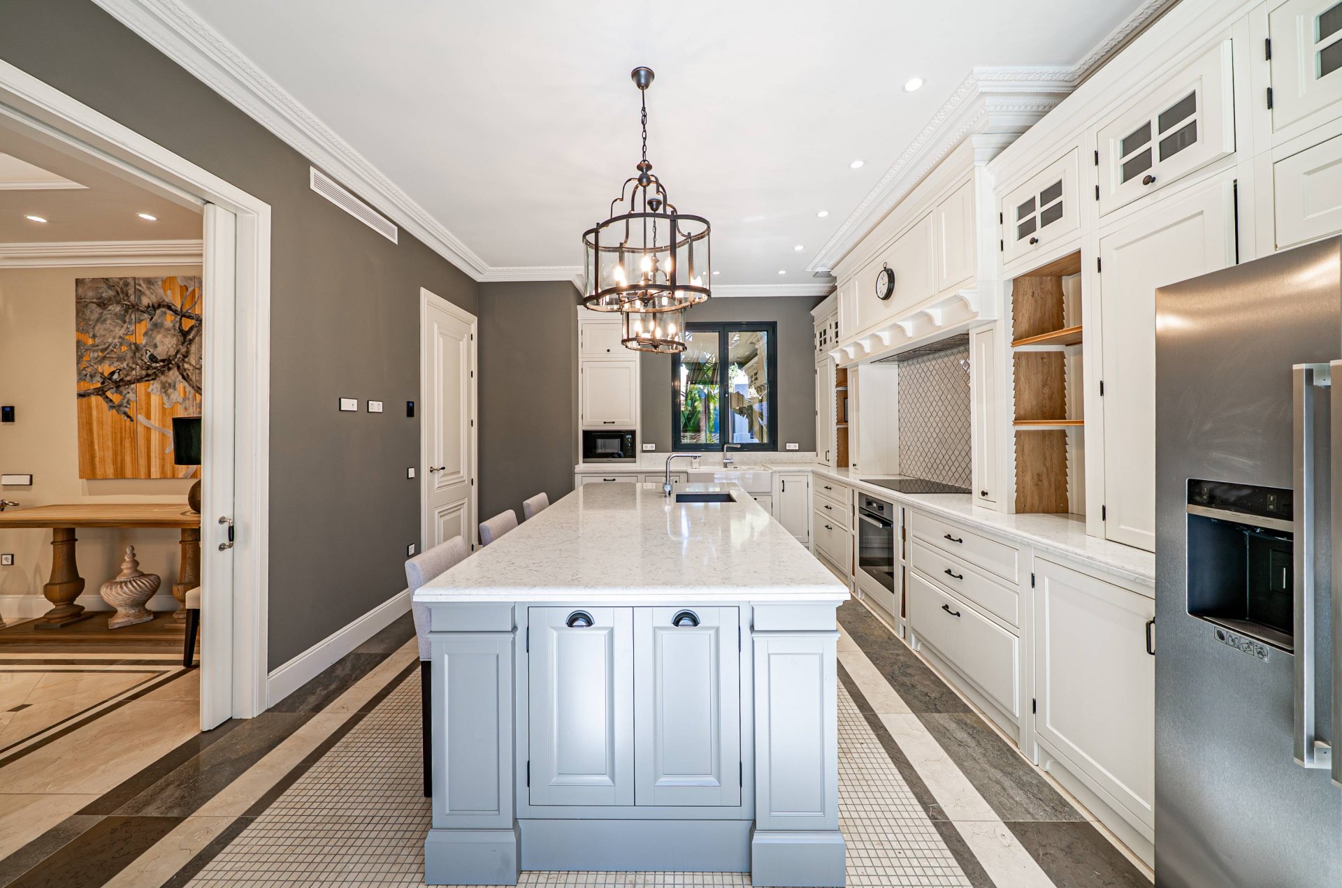 Villa de estilo moderno con hermosas vistas al mar rodeada de afamados campos de golf en Los Flamingos