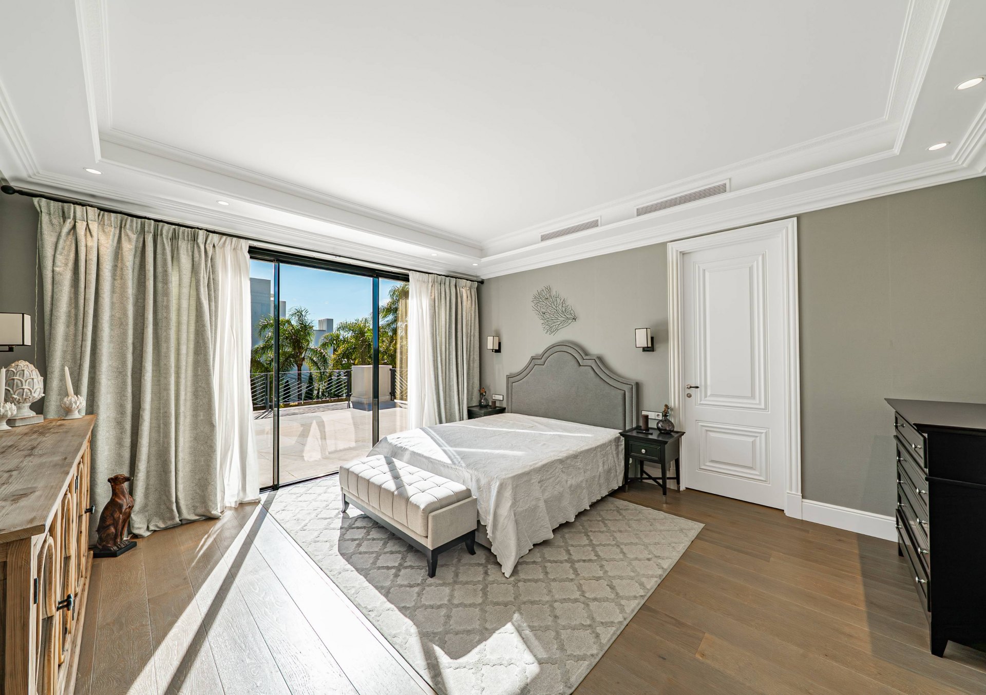 Villa de estilo moderno con hermosas vistas al mar rodeada de afamados campos de golf en Los Flamingos