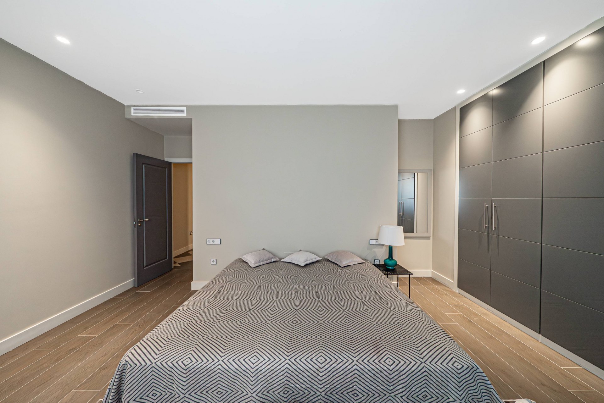 Villa de estilo moderno con hermosas vistas al mar rodeada de afamados campos de golf en Los Flamingos