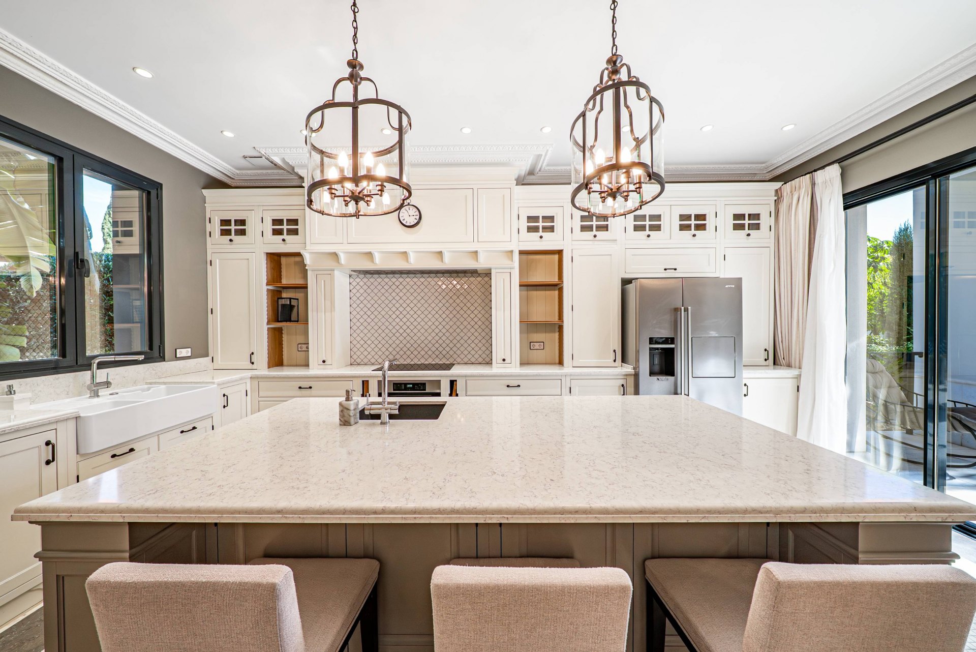 Villa de estilo moderno con hermosas vistas al mar rodeada de afamados campos de golf en Los Flamingos