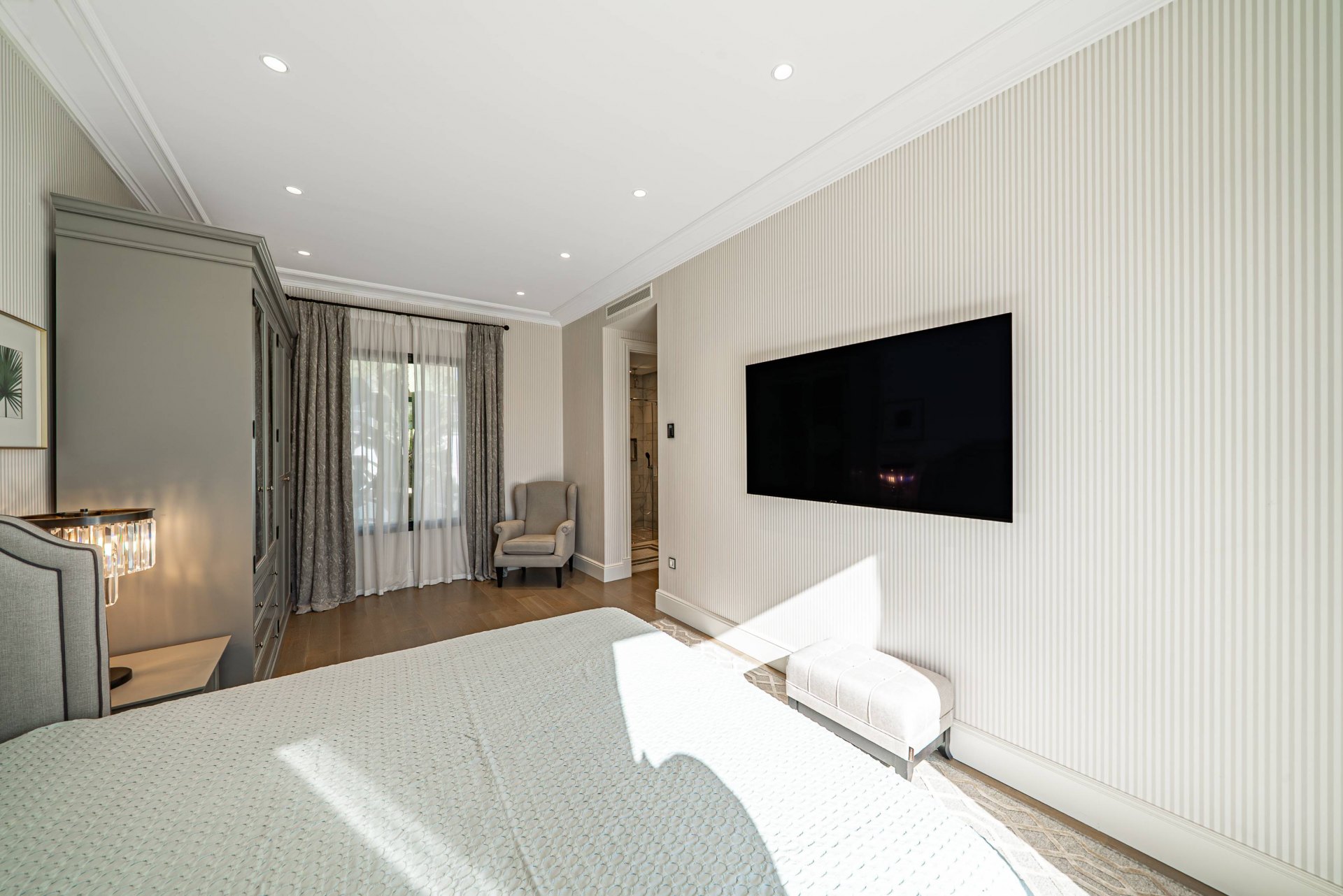 Villa de estilo moderno con hermosas vistas al mar rodeada de afamados campos de golf en Los Flamingos