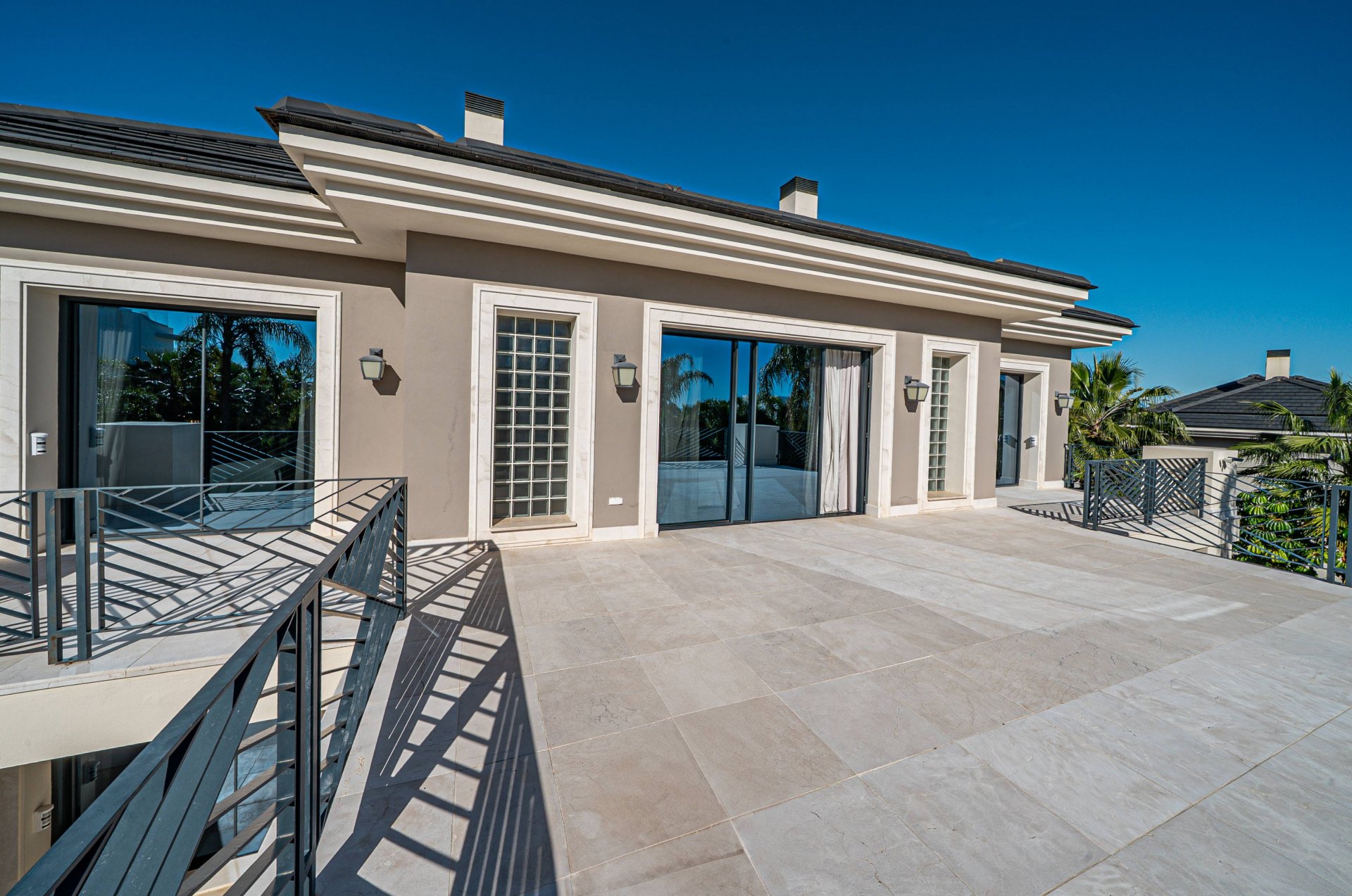 Villa de estilo moderno con hermosas vistas al mar rodeada de afamados campos de golf en Los Flamingos