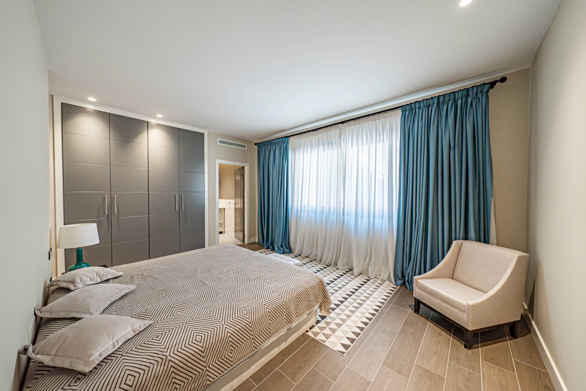 Villa de estilo moderno con hermosas vistas al mar rodeada de afamados campos de golf en Los Flamingos