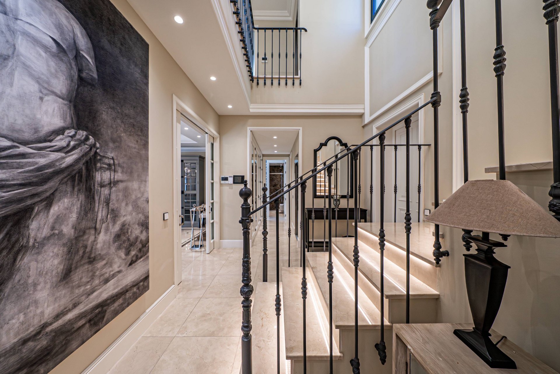 Villa de estilo moderno con hermosas vistas al mar rodeada de afamados campos de golf en Los Flamingos