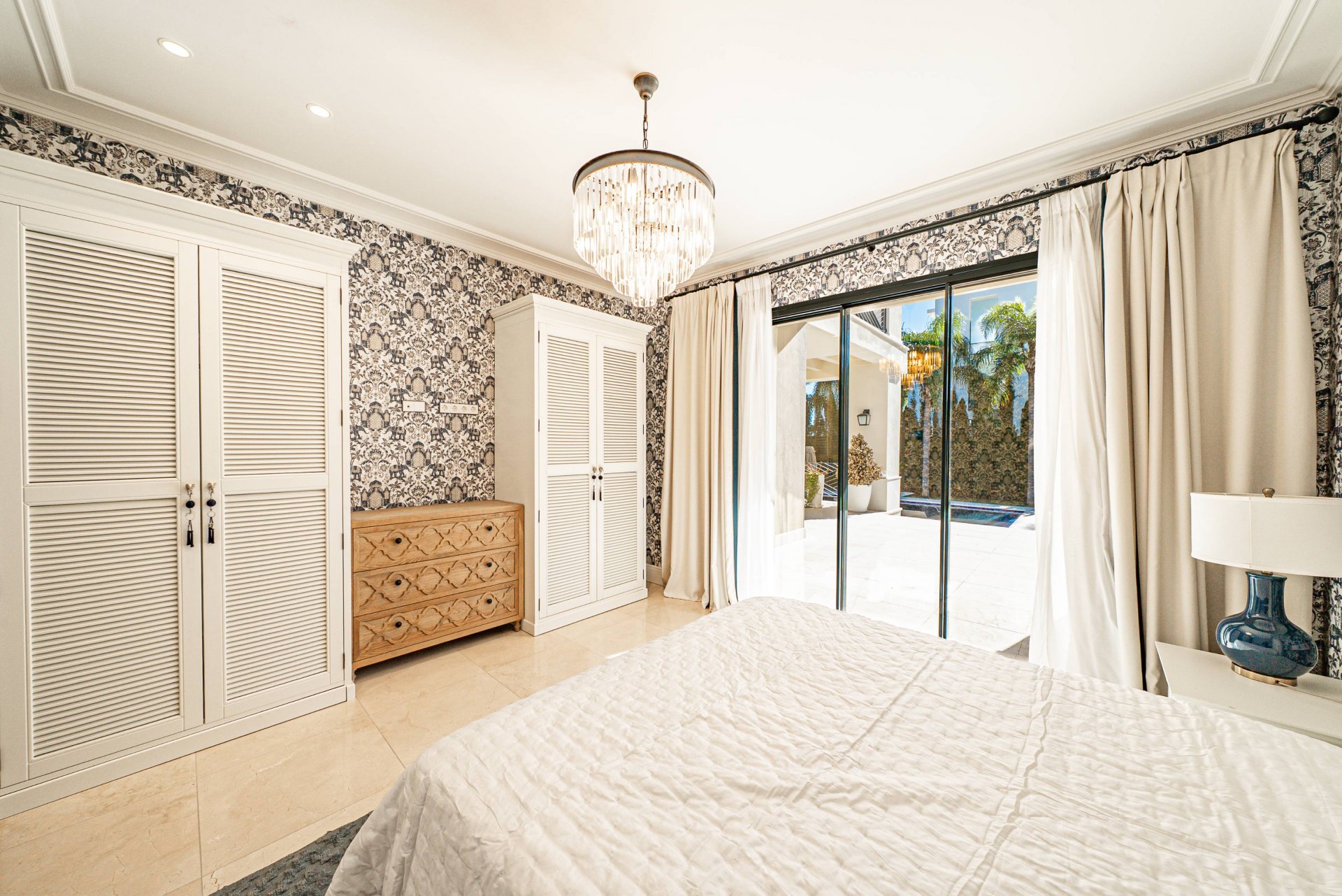 Villa de estilo moderno con hermosas vistas al mar rodeada de afamados campos de golf en Los Flamingos