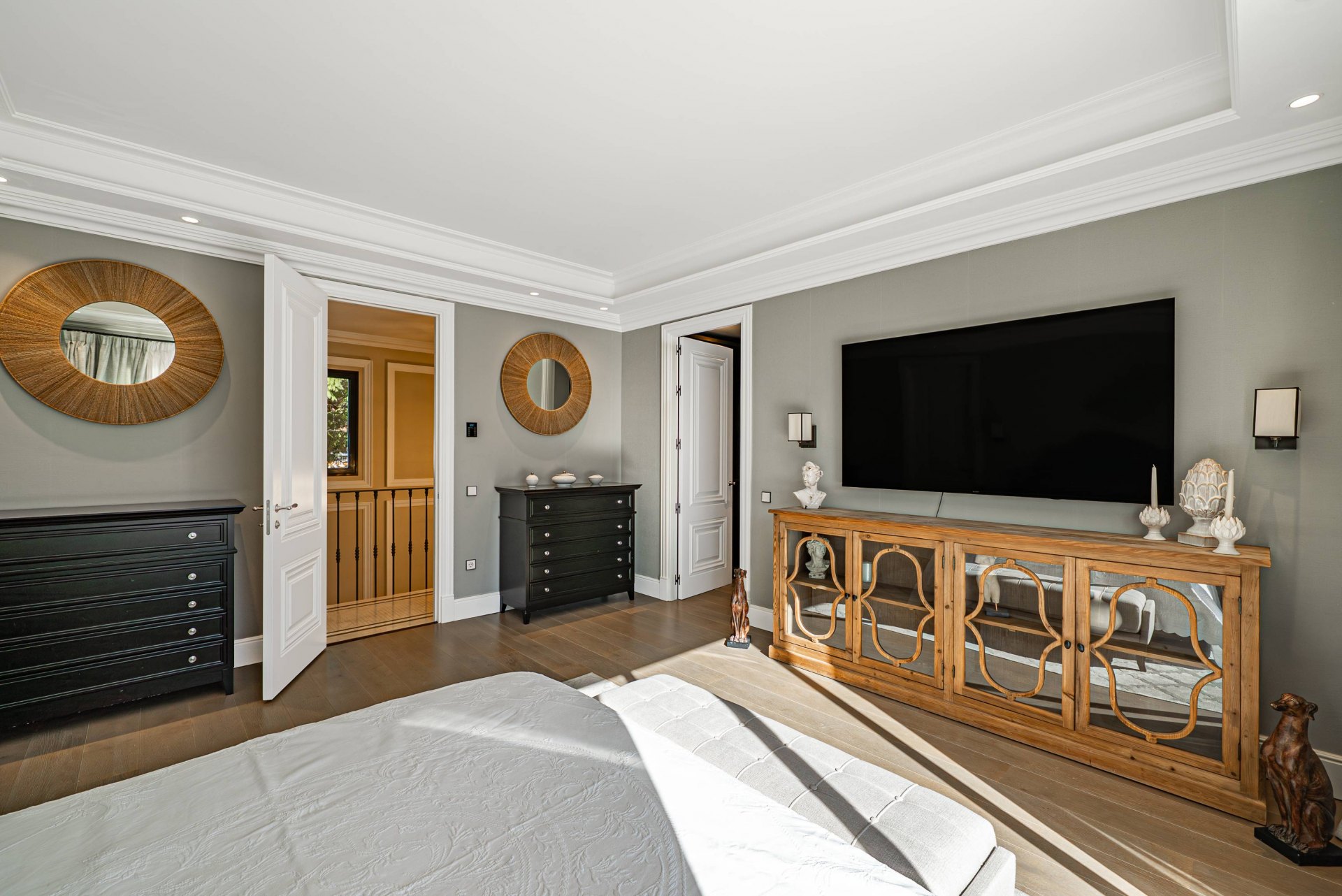 Villa de estilo moderno con hermosas vistas al mar rodeada de afamados campos de golf en Los Flamingos