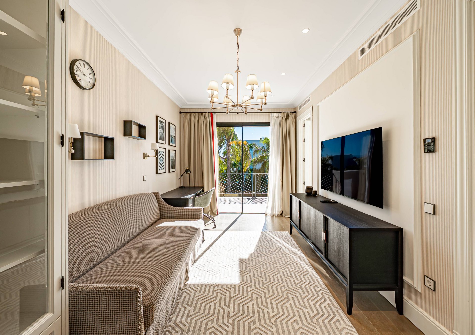 Villa de estilo moderno con hermosas vistas al mar rodeada de afamados campos de golf en Los Flamingos