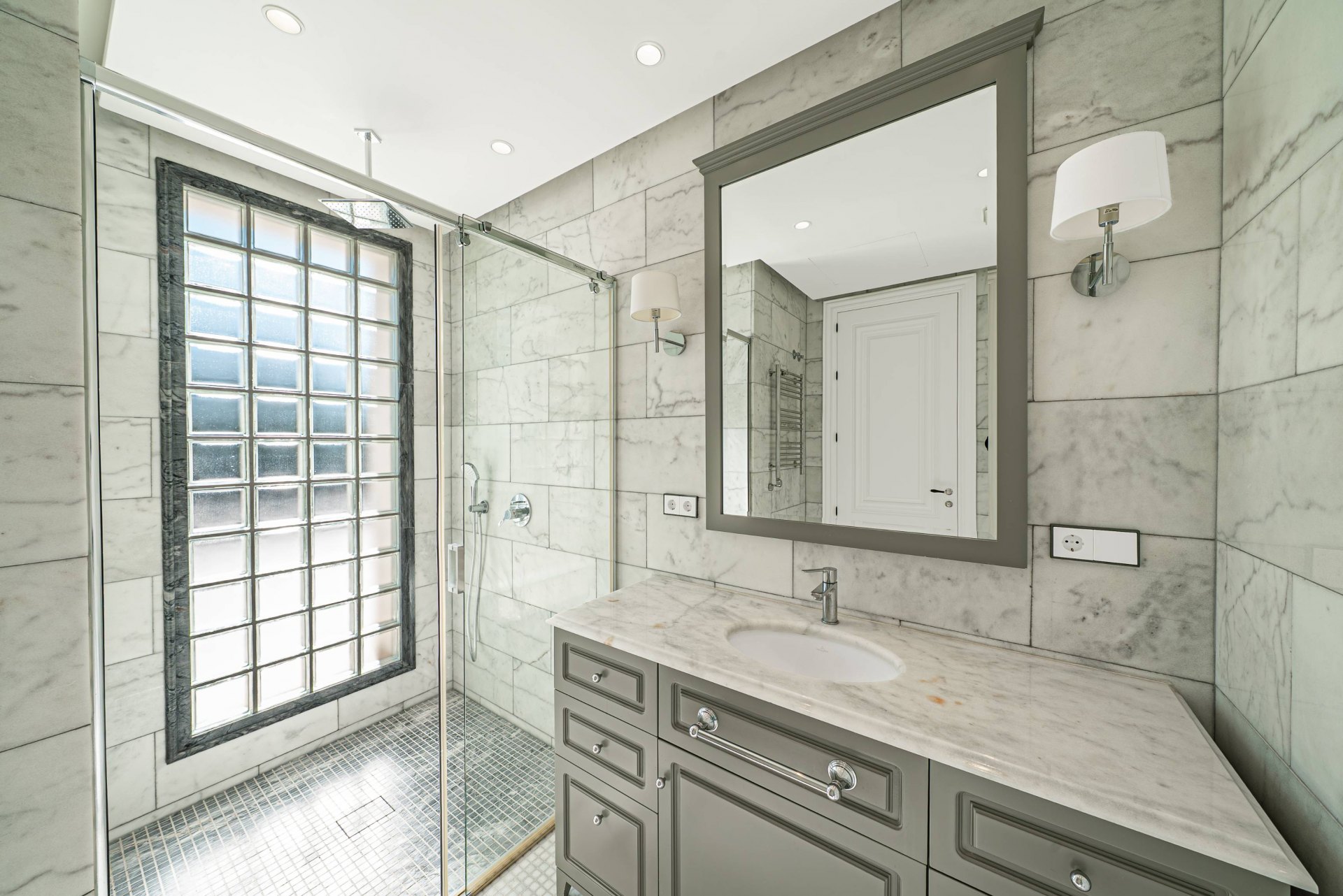 Villa de estilo moderno con hermosas vistas al mar rodeada de afamados campos de golf en Los Flamingos