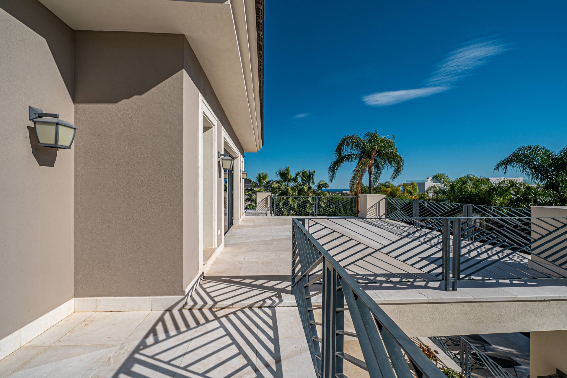 Villa de estilo moderno con hermosas vistas al mar rodeada de afamados campos de golf en Los Flamingos