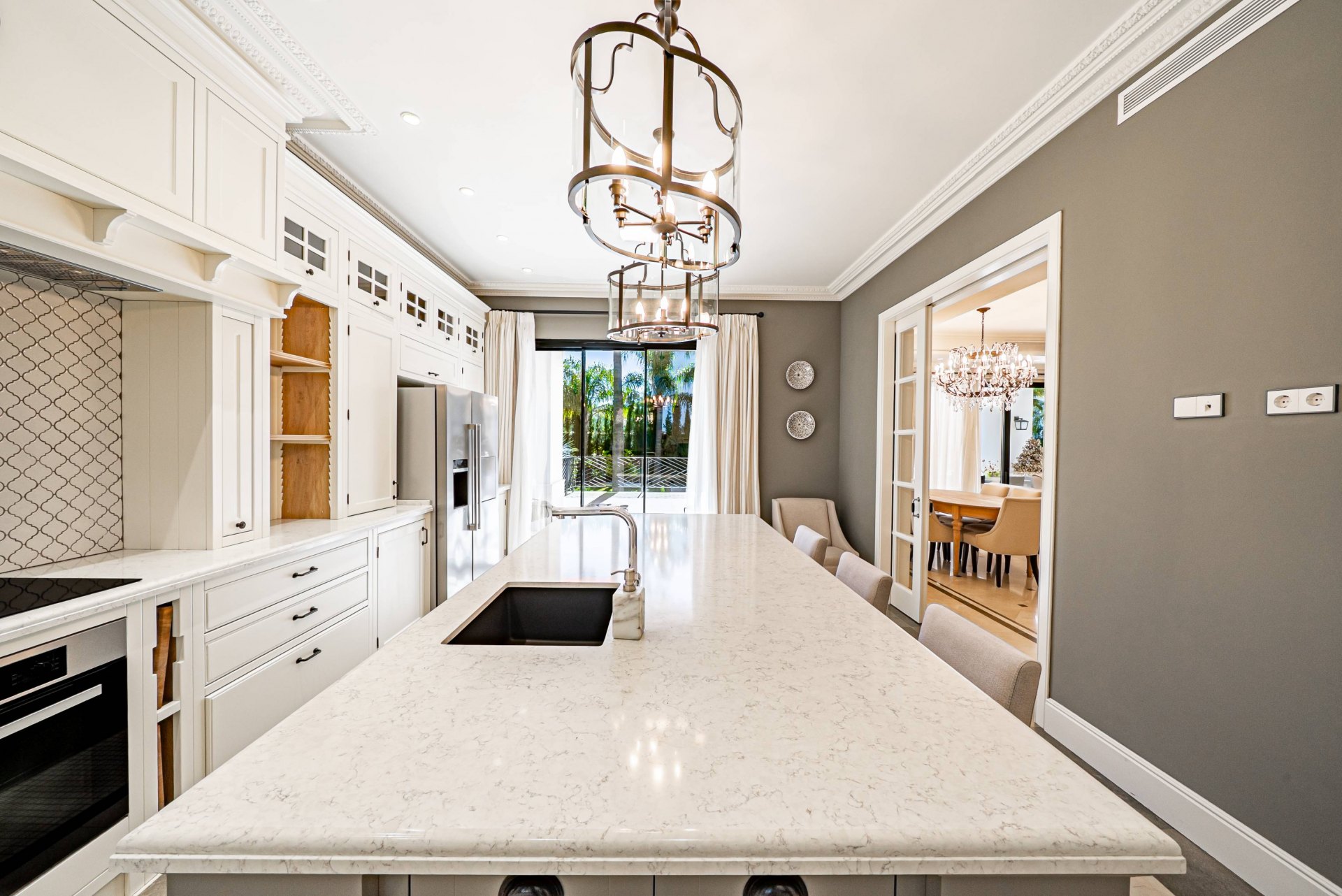 Villa de estilo moderno con hermosas vistas al mar rodeada de afamados campos de golf en Los Flamingos