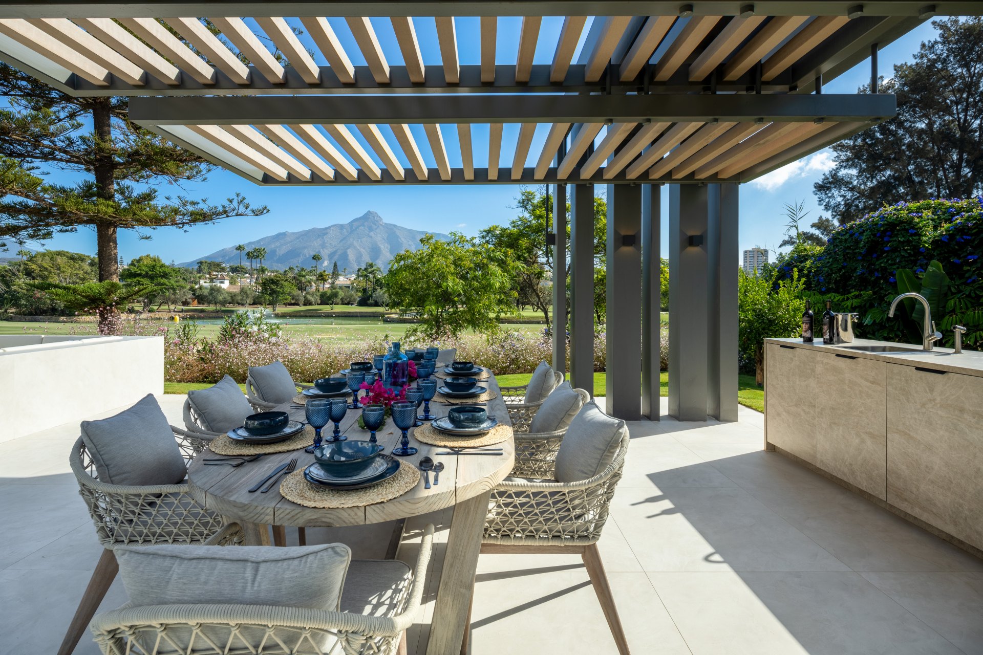 Sublime modern front line golf villa near a golf course in Las Brisas Golf