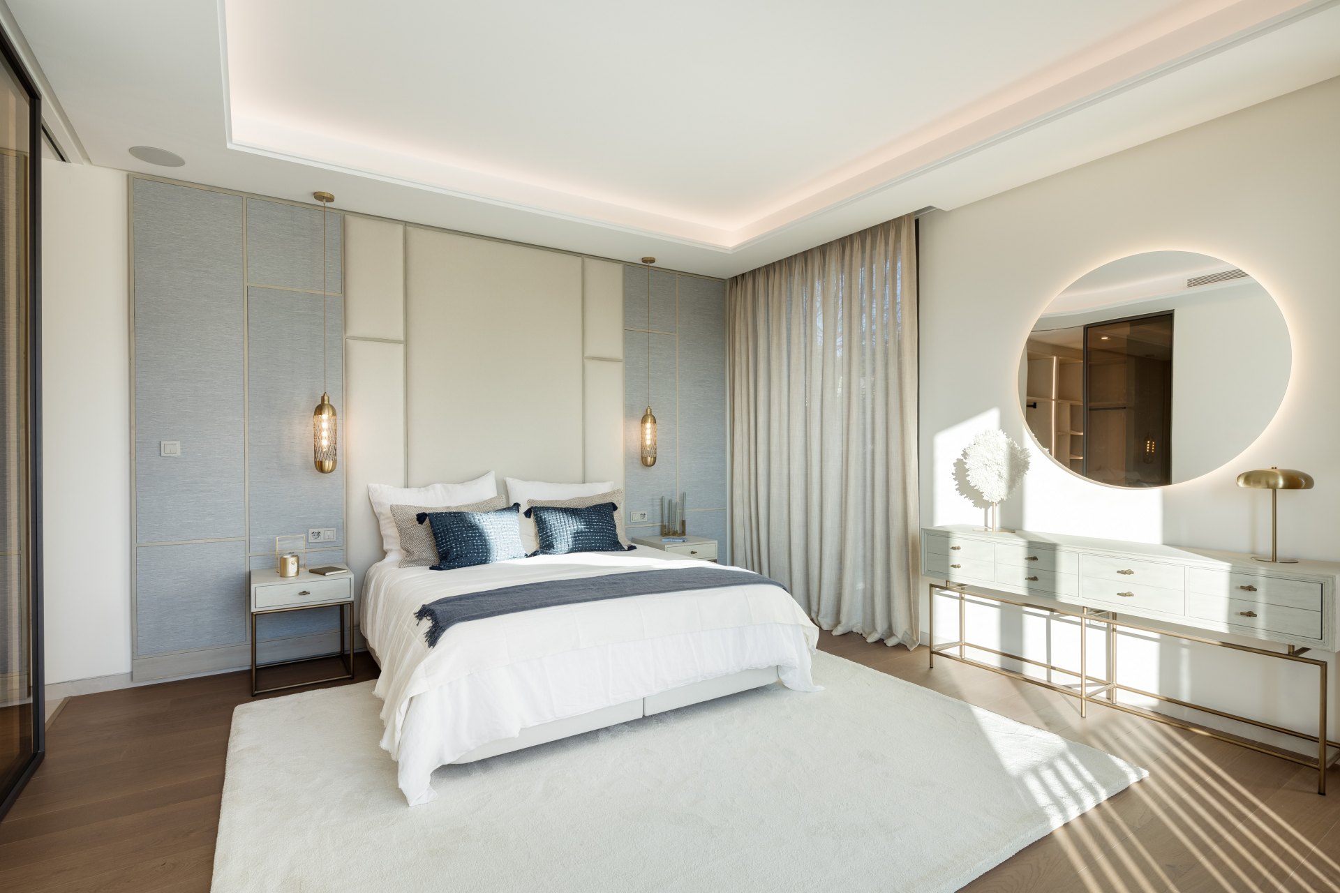 Sublime modern front line golf villa near a golf course in Las Brisas Golf