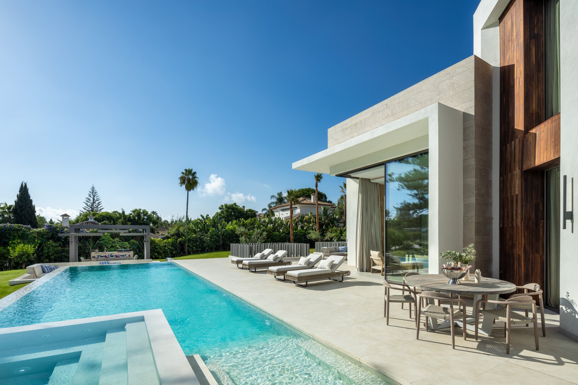 Sublime modern front line golf villa near a golf course in Las Brisas Golf