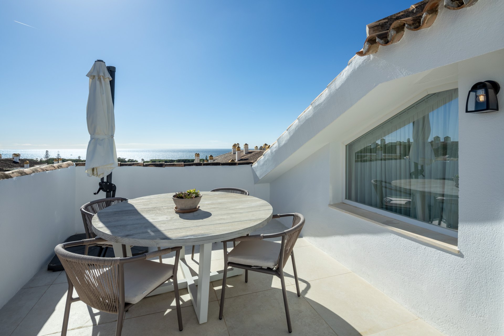 Distinguished penthouse with sea and mountain views in a secured community in Nagüeles Costa