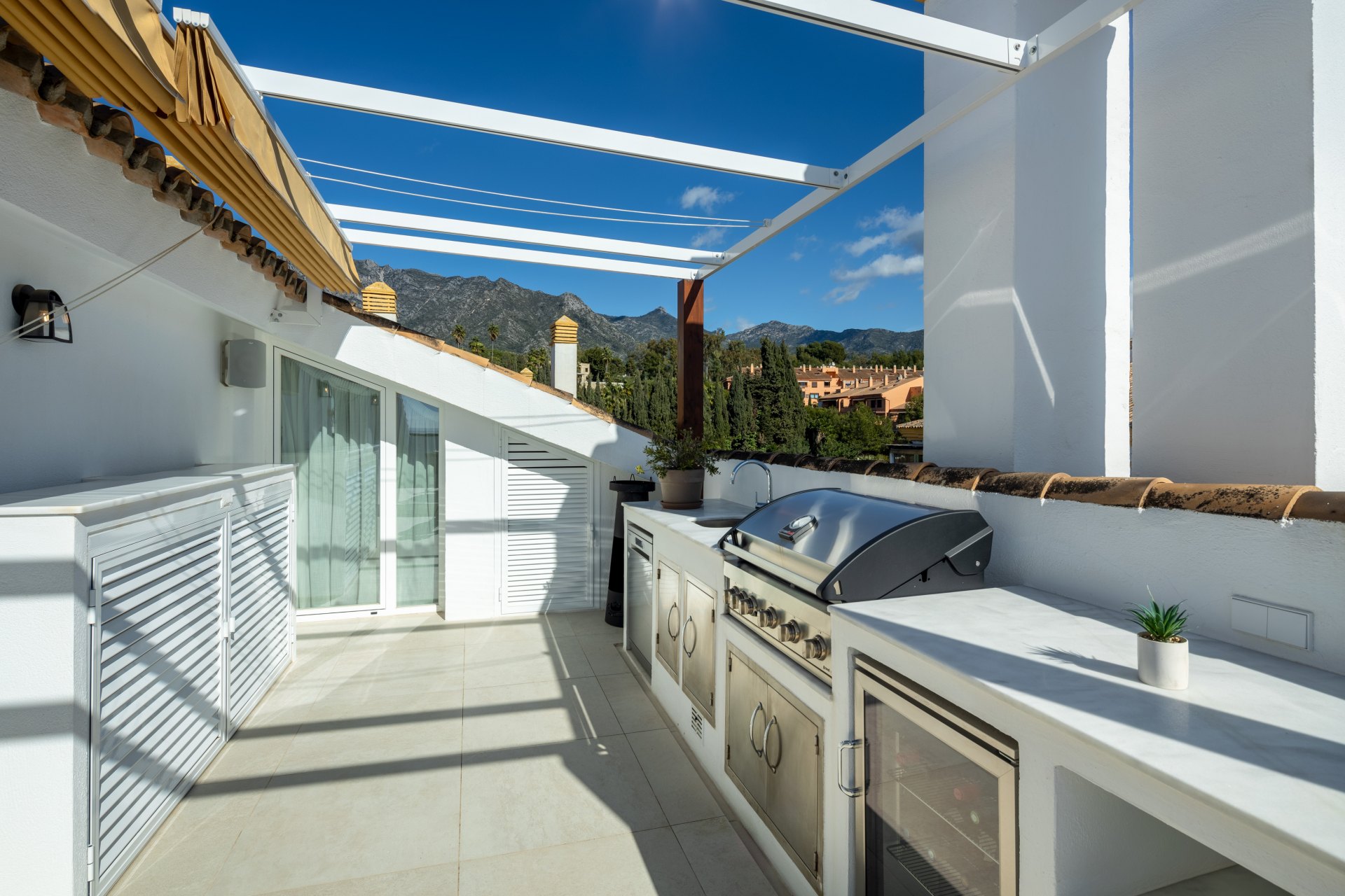 Distinguished penthouse with sea and mountain views in a secured community in Nagüeles Costa