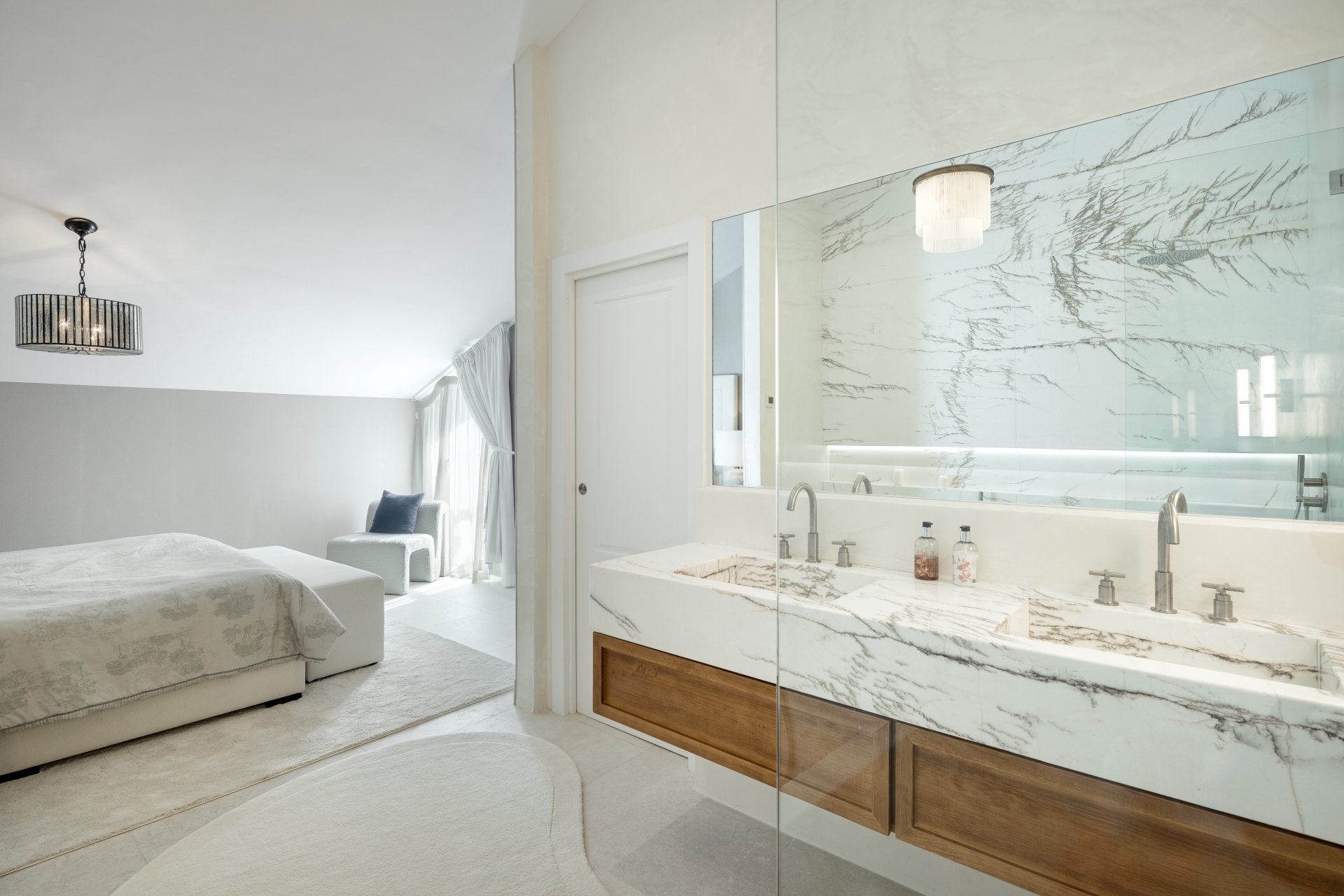 Distinguished penthouse with sea and mountain views in a secured community in Nagüeles Costa