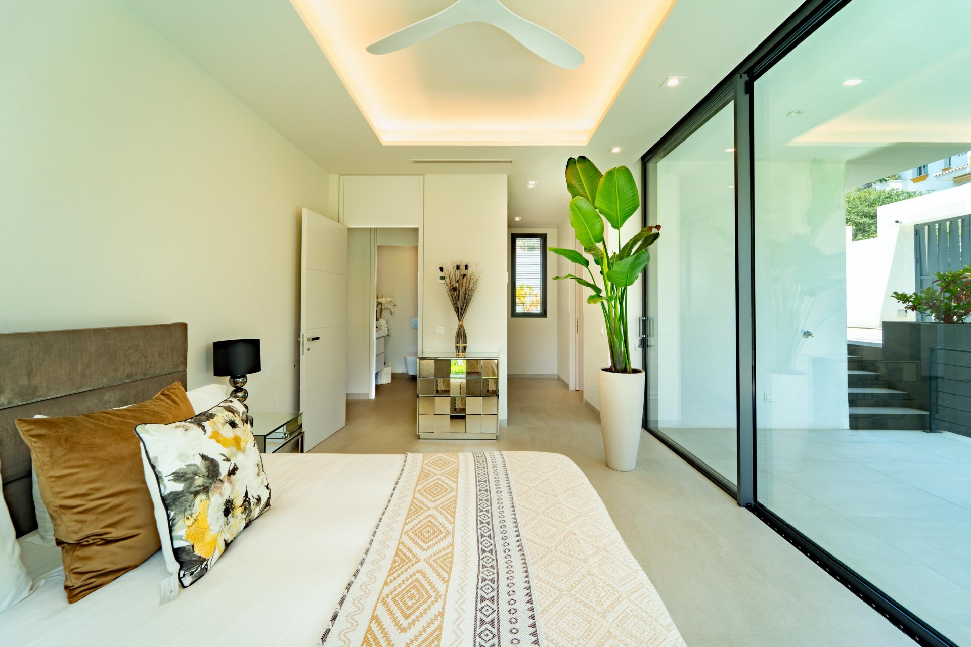 Magnificent 5-Bedroom Villa in La Carolina, Marbella’s Golden Mile