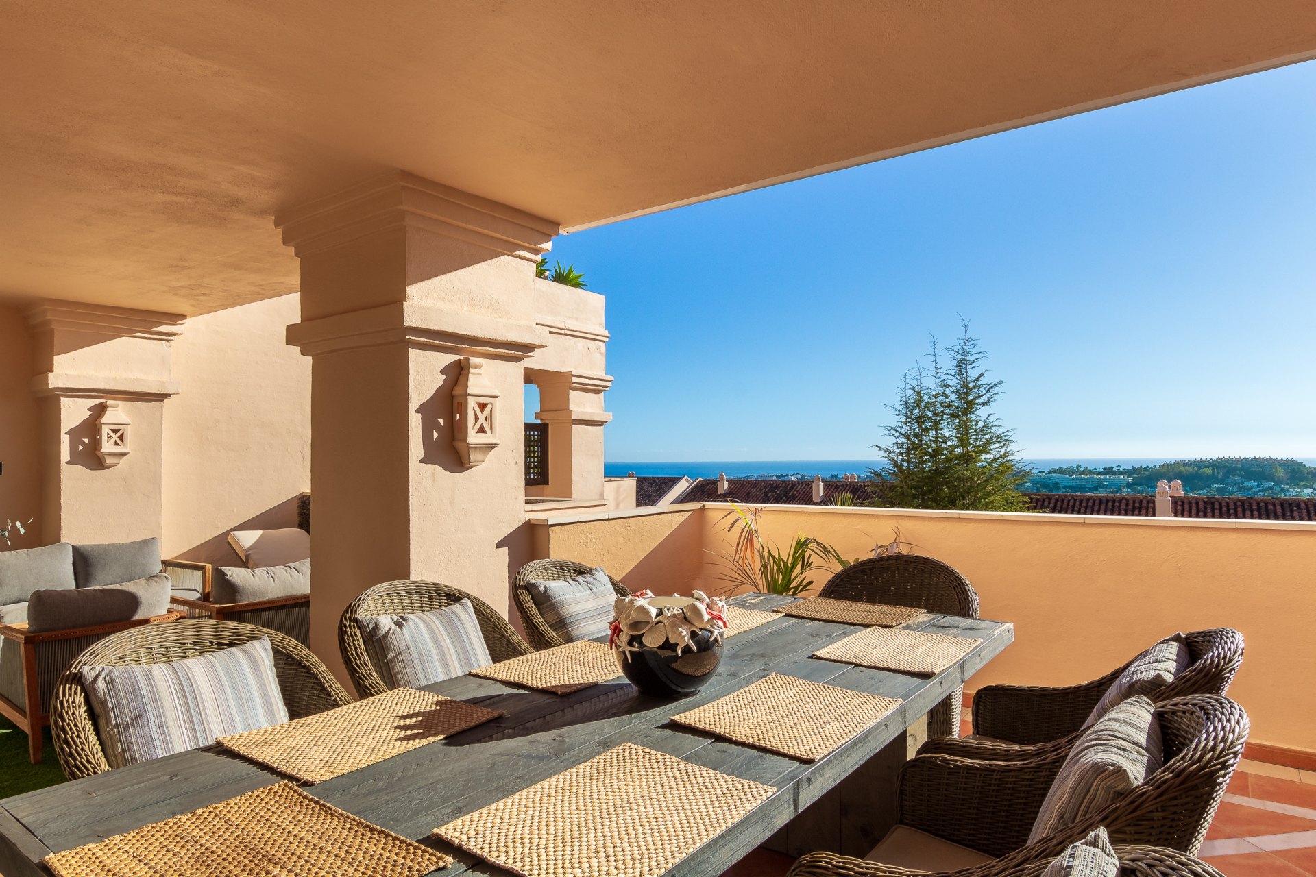 Albatross Hill, Nueva Andalucia