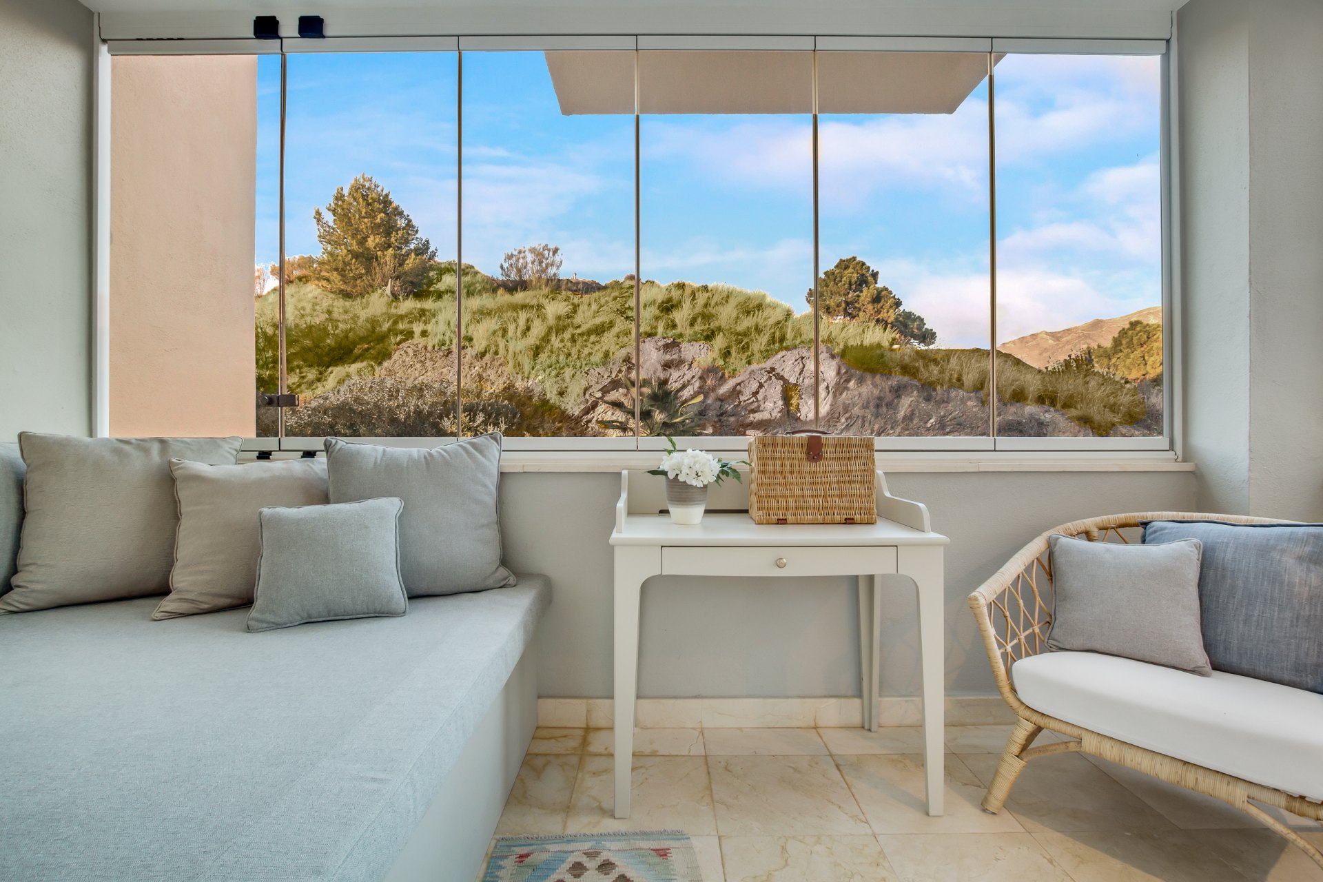 Elegant 3 Bed Apartment with Sea views in Albatros Hills, Nueva Andalucia