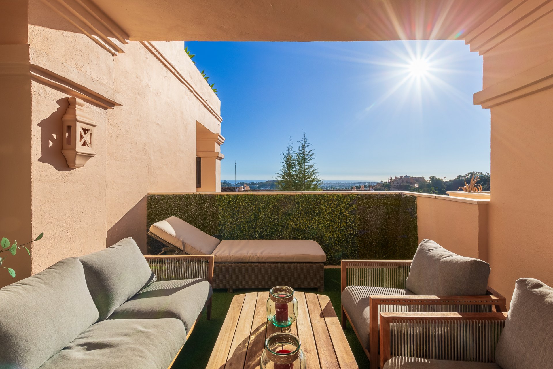 Albatross Hill, Nueva Andalucia