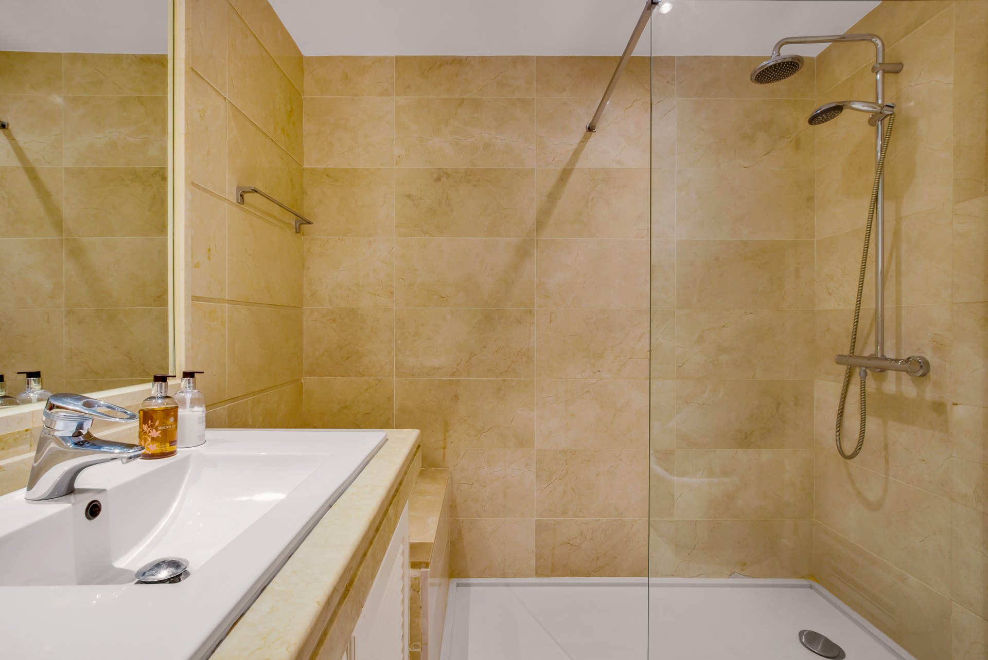 Elegant 3 Bed Apartment with Sea views in Albatros Hills, Nueva Andalucia