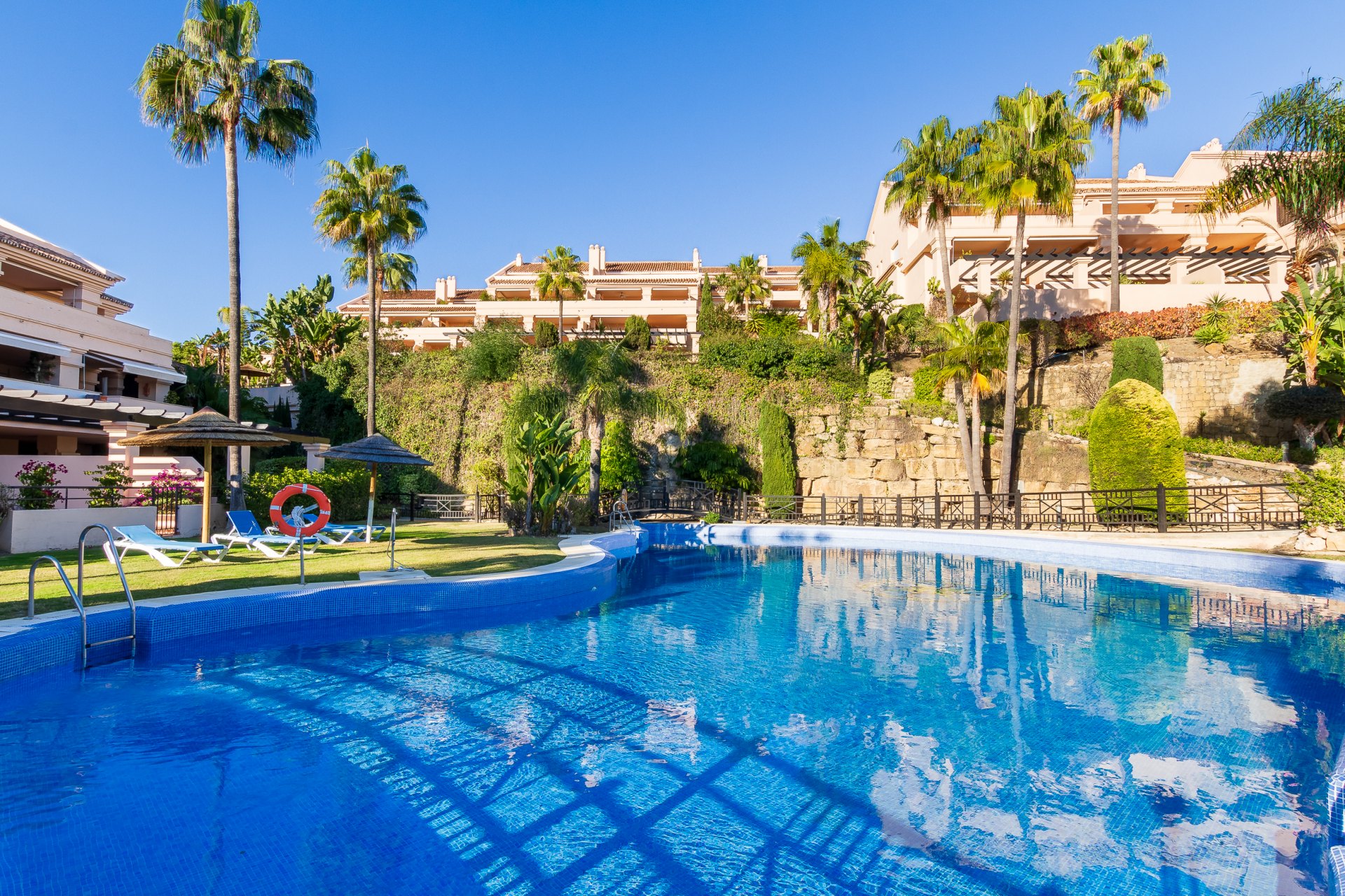 Elegant 3 Bed Apartment with Sea views in Albatros Hills, Nueva Andalucia