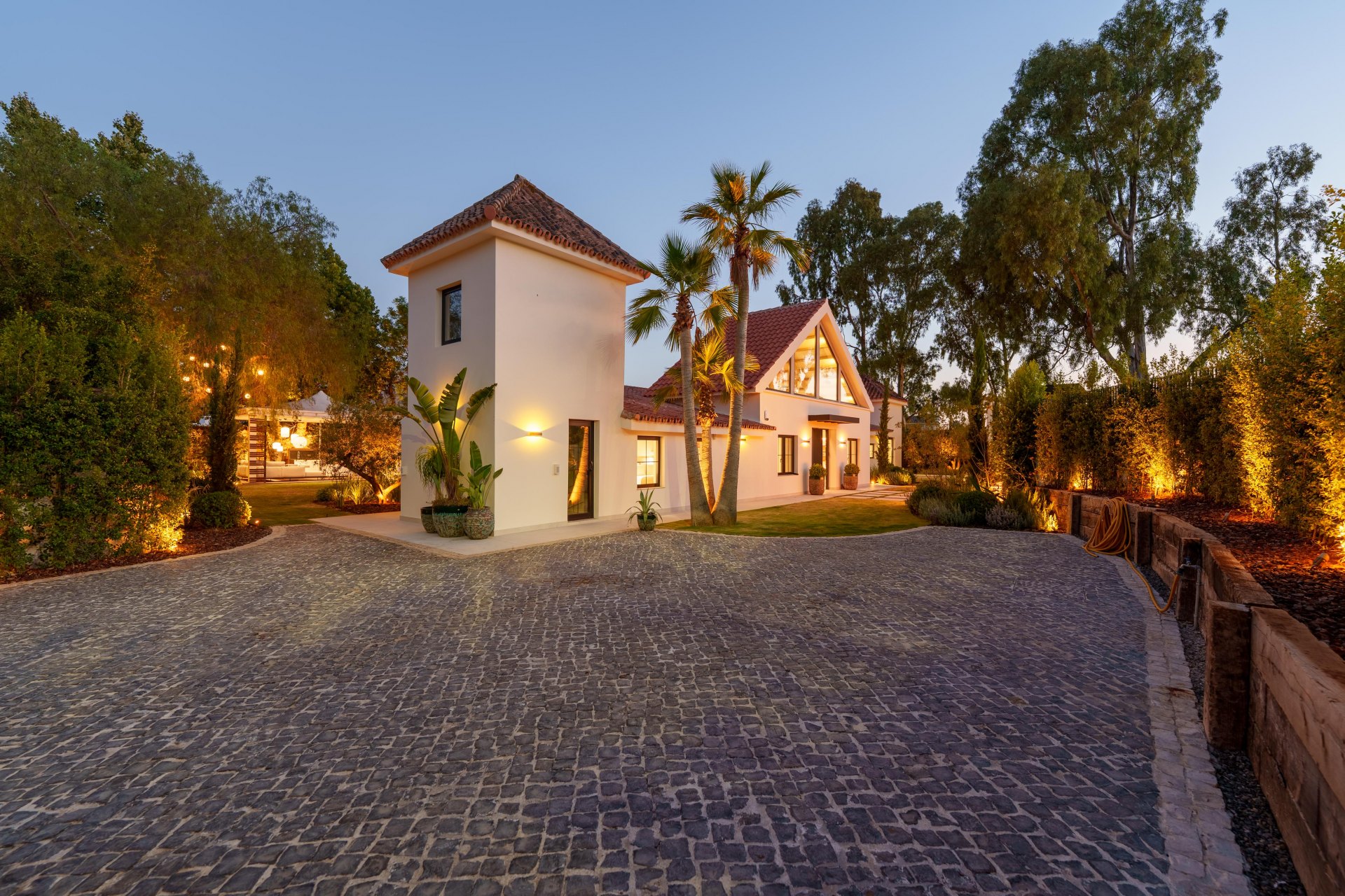 Contemporary one-level oasis just minutes from Puerto Banús