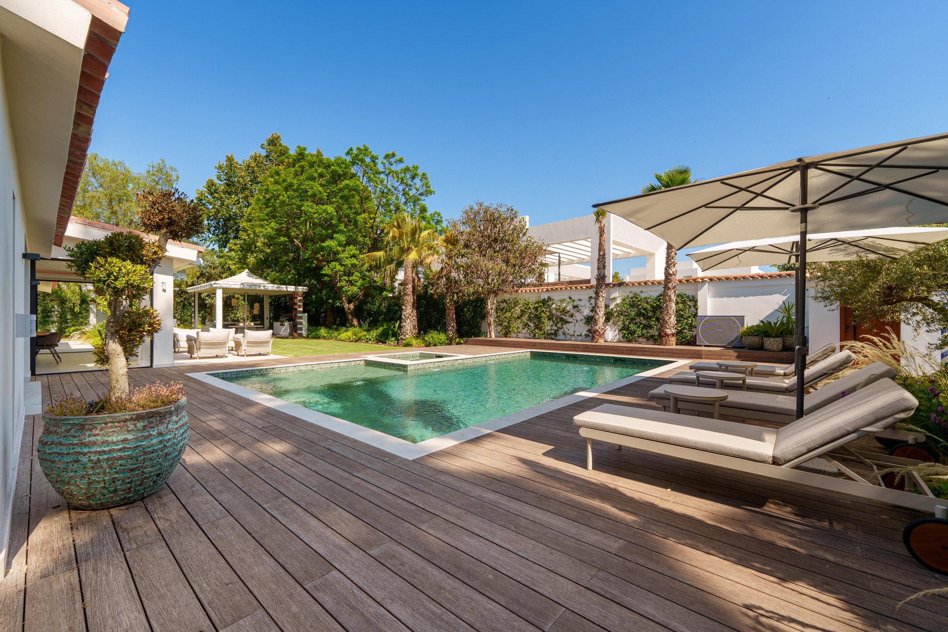 Contemporary one-level oasis just minutes from Puerto Banús