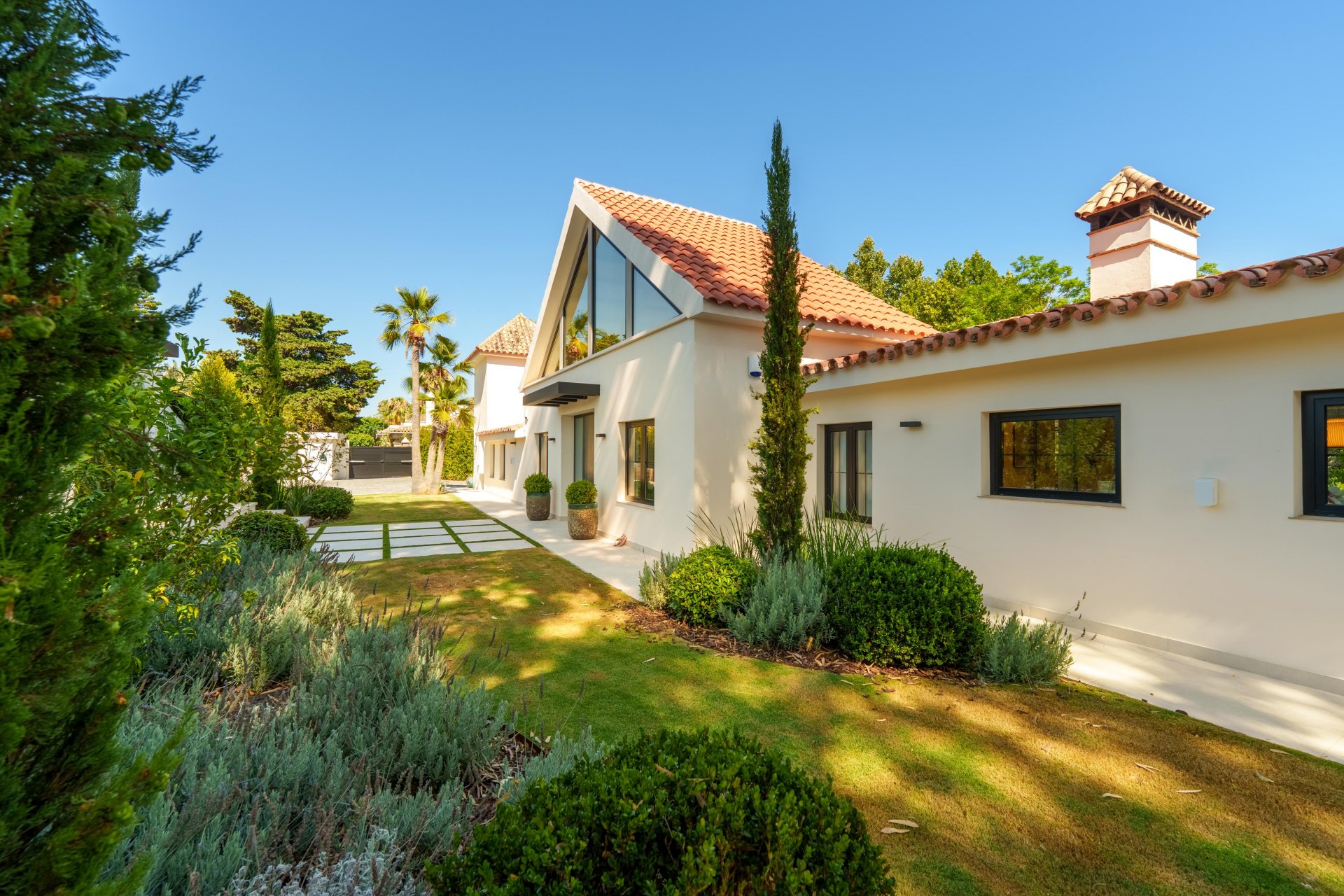 Contemporary one-level oasis just minutes from Puerto Banús