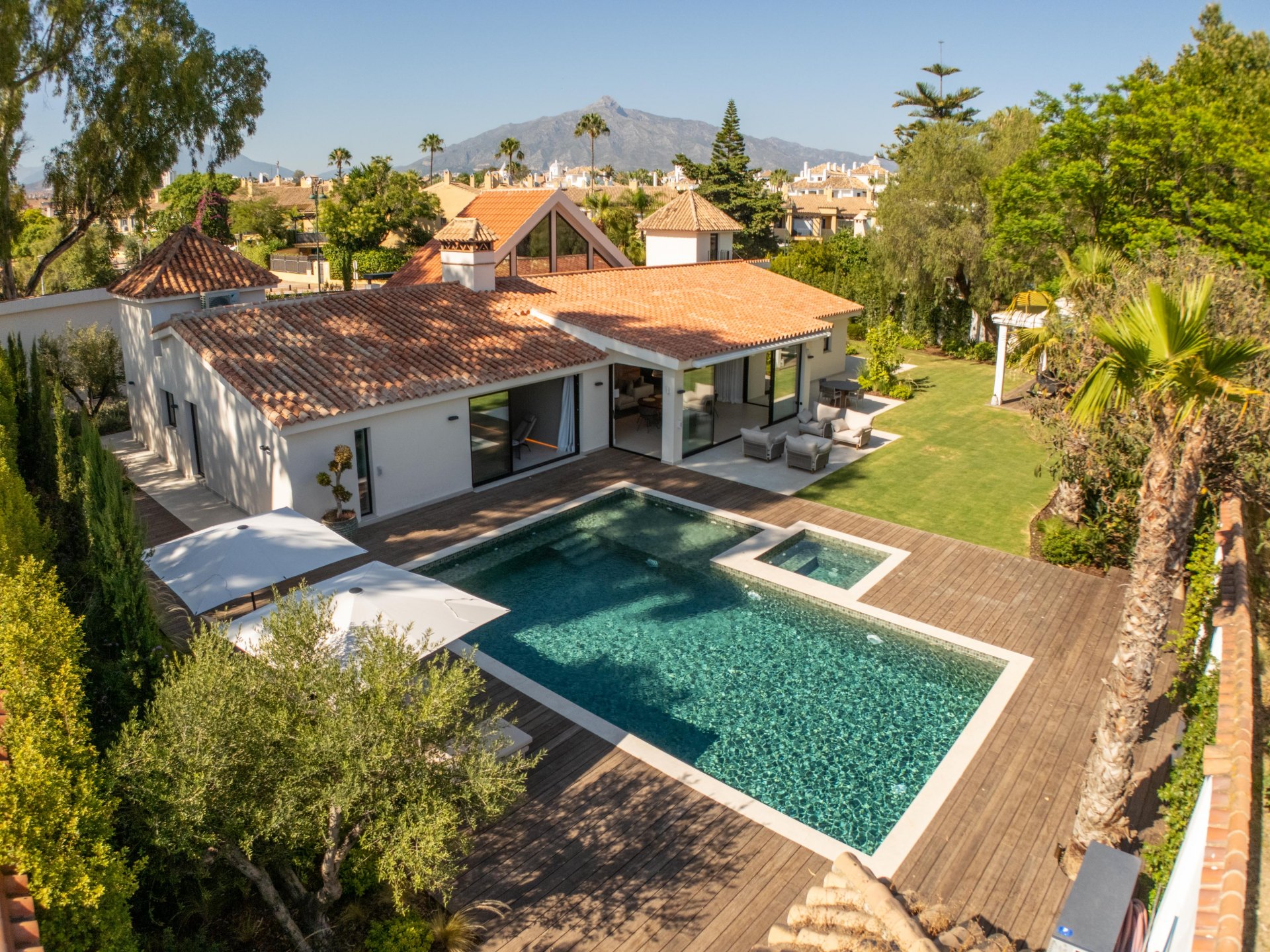 Contemporary one-level oasis just minutes from Puerto Banús