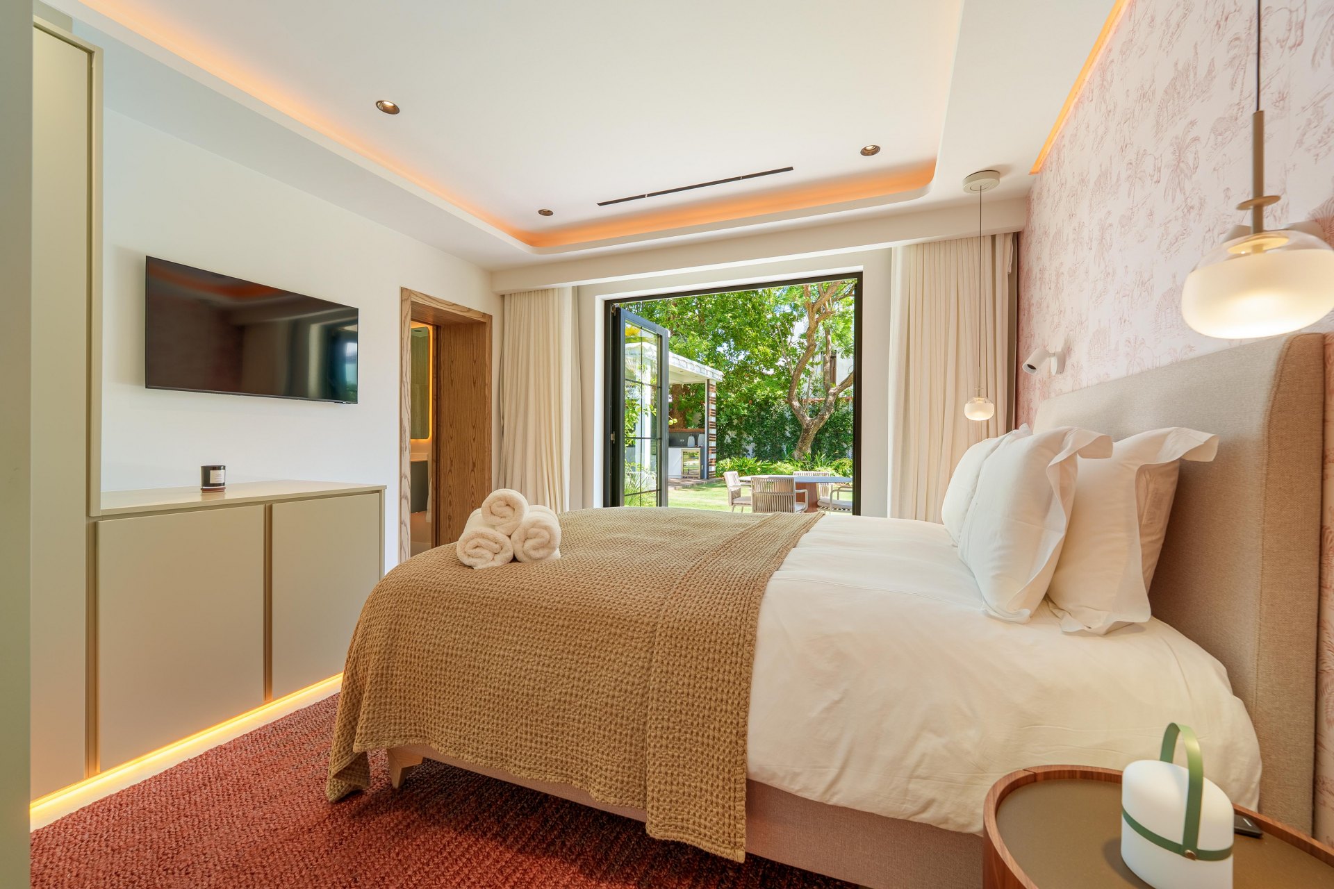 Contemporary one-level oasis just minutes from Puerto Banús