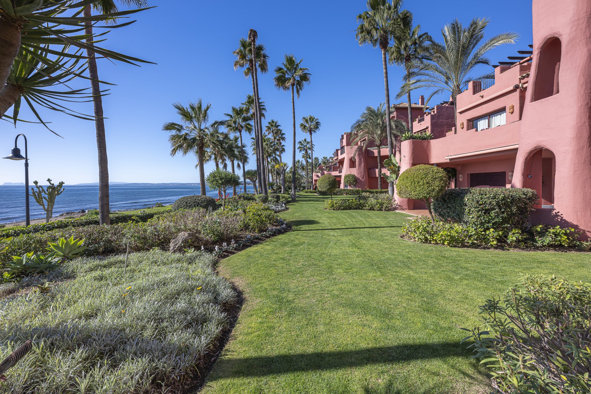 Exquisito apartamento en Menara beach totalmente reformado, Estepona