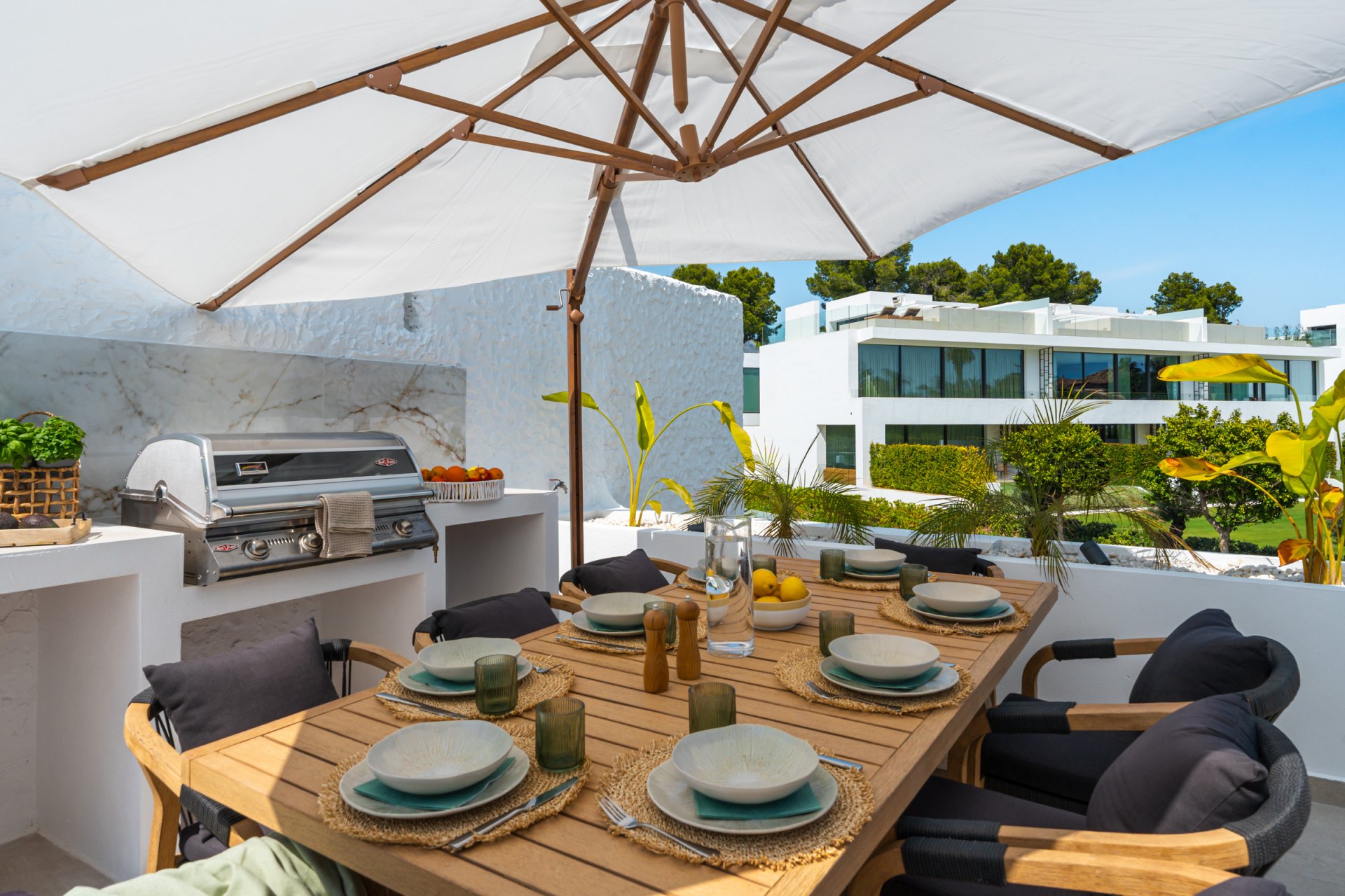 Ático dúplex con vistas panorámicas en Atalaya de Río Verde, Marbella