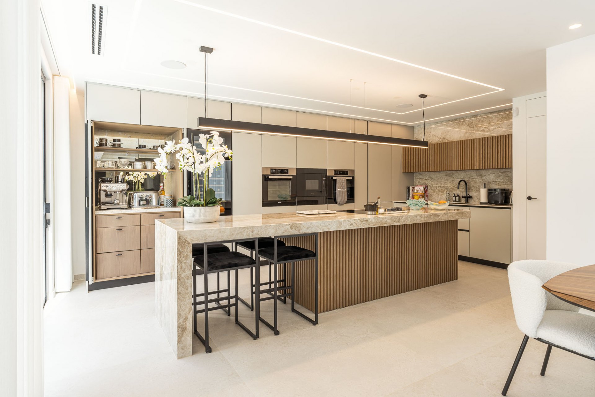 Elegancia Contemporánea en Supermanzana H, Nueva Andalucía