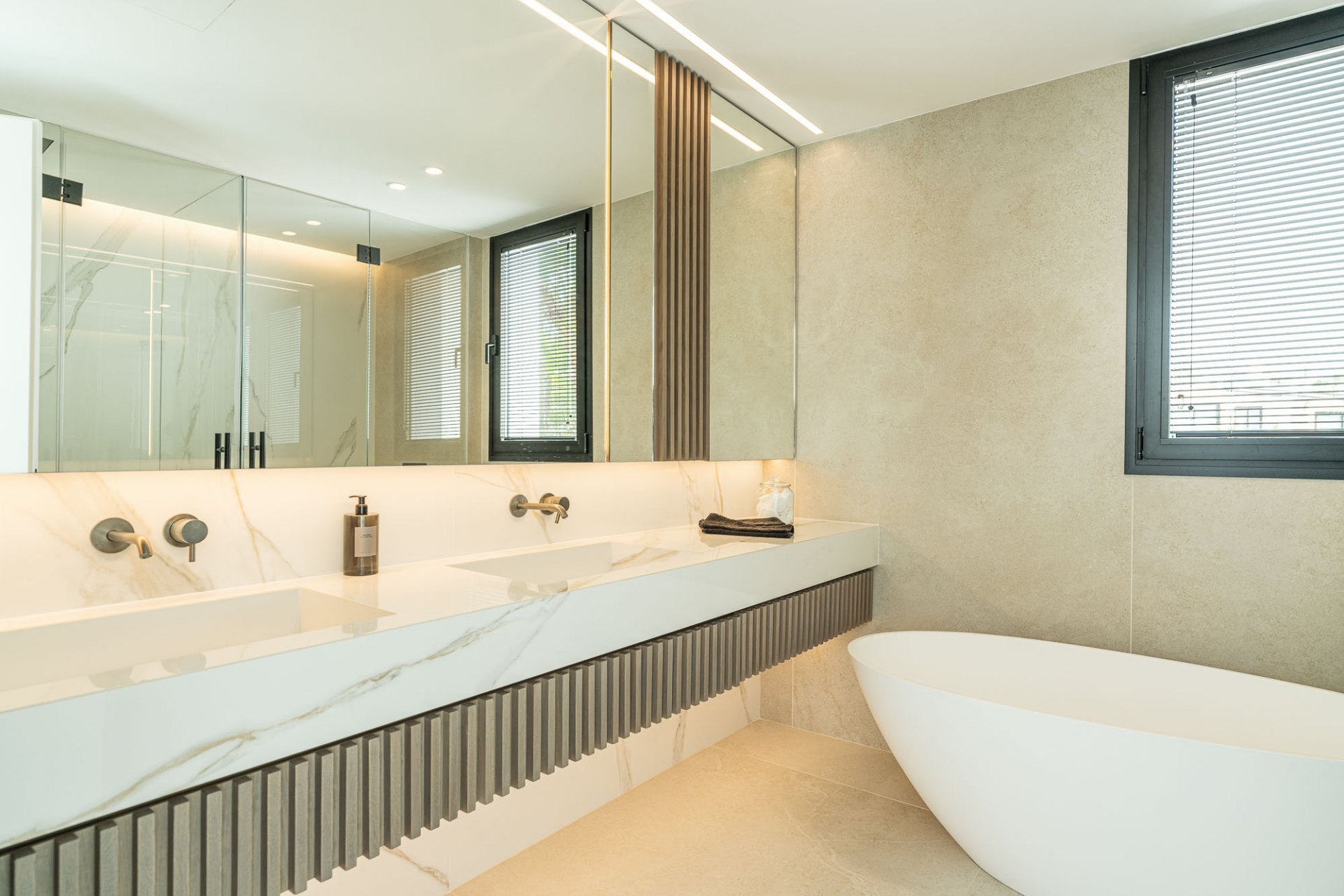 Elegancia Contemporánea en Supermanzana H, Nueva Andalucía