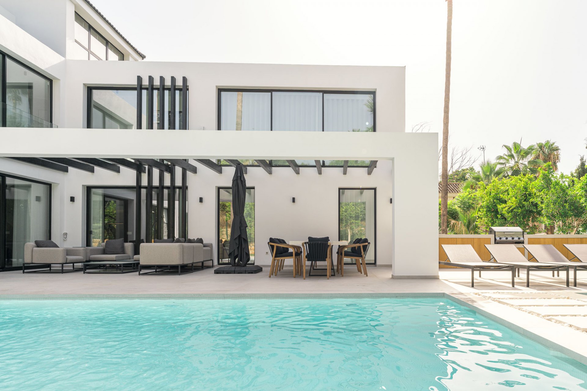 Elegancia Contemporánea en Supermanzana H, Nueva Andalucía