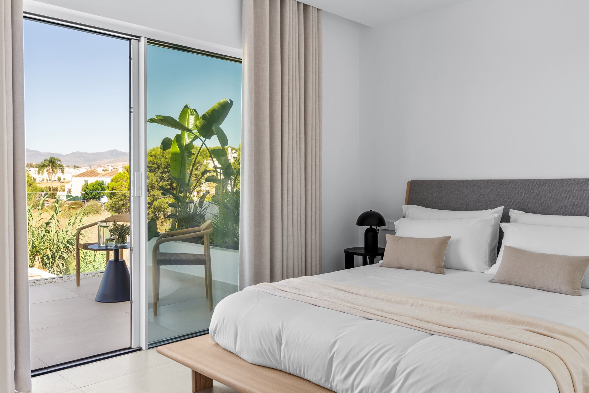 Casa boutique con piscina privada de estilo minimalista, inspirada en estilo italiano mediterráneo en Nueva Andalucía